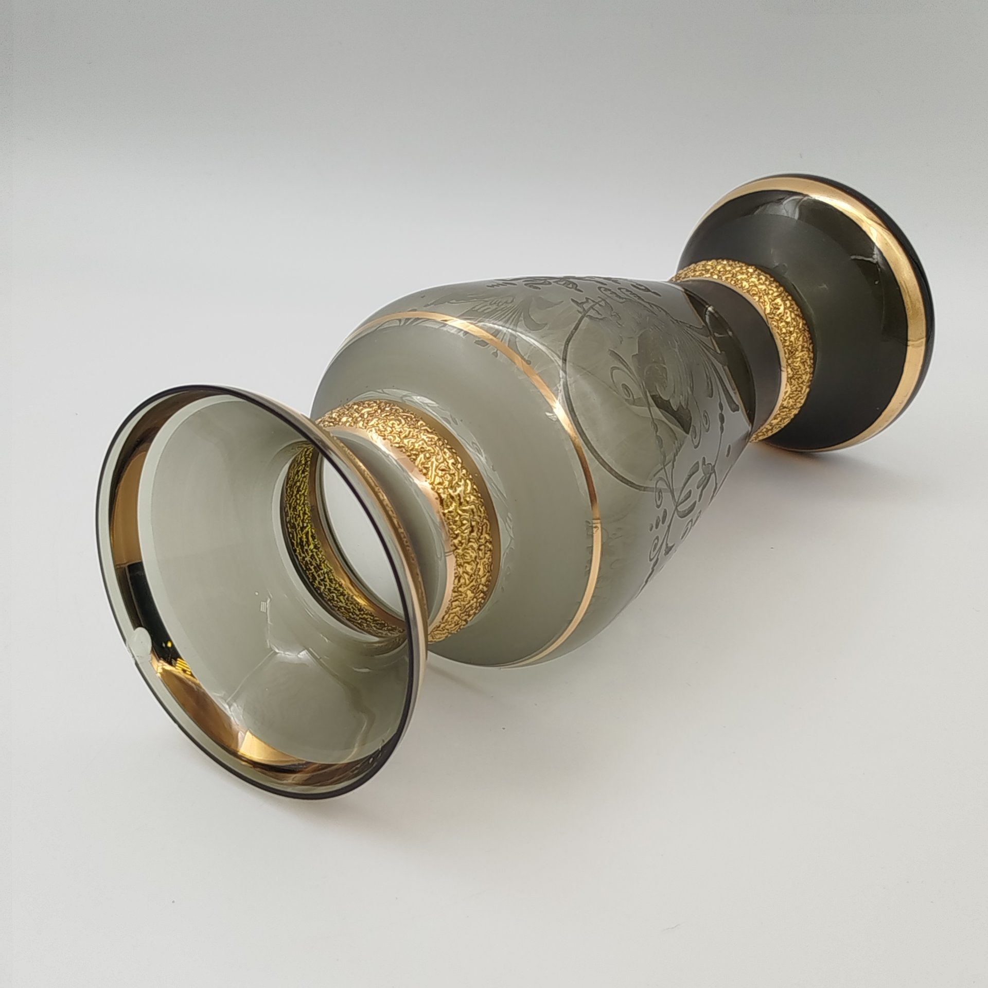 Ваза дымчатого цвета с орнаментом на тулове