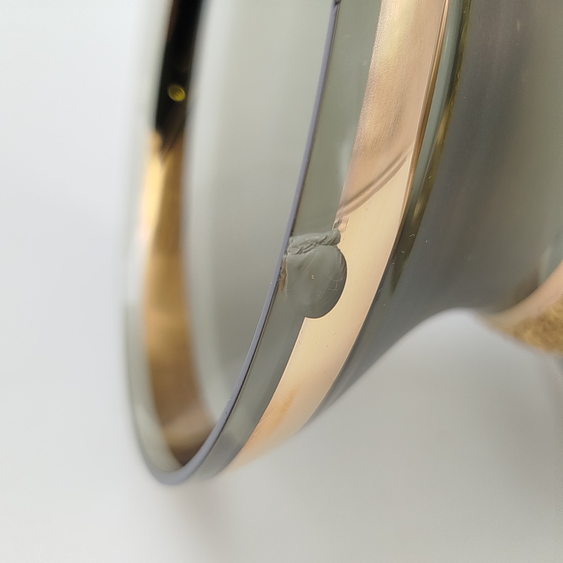 Ваза дымчатого цвета с орнаментом на тулове