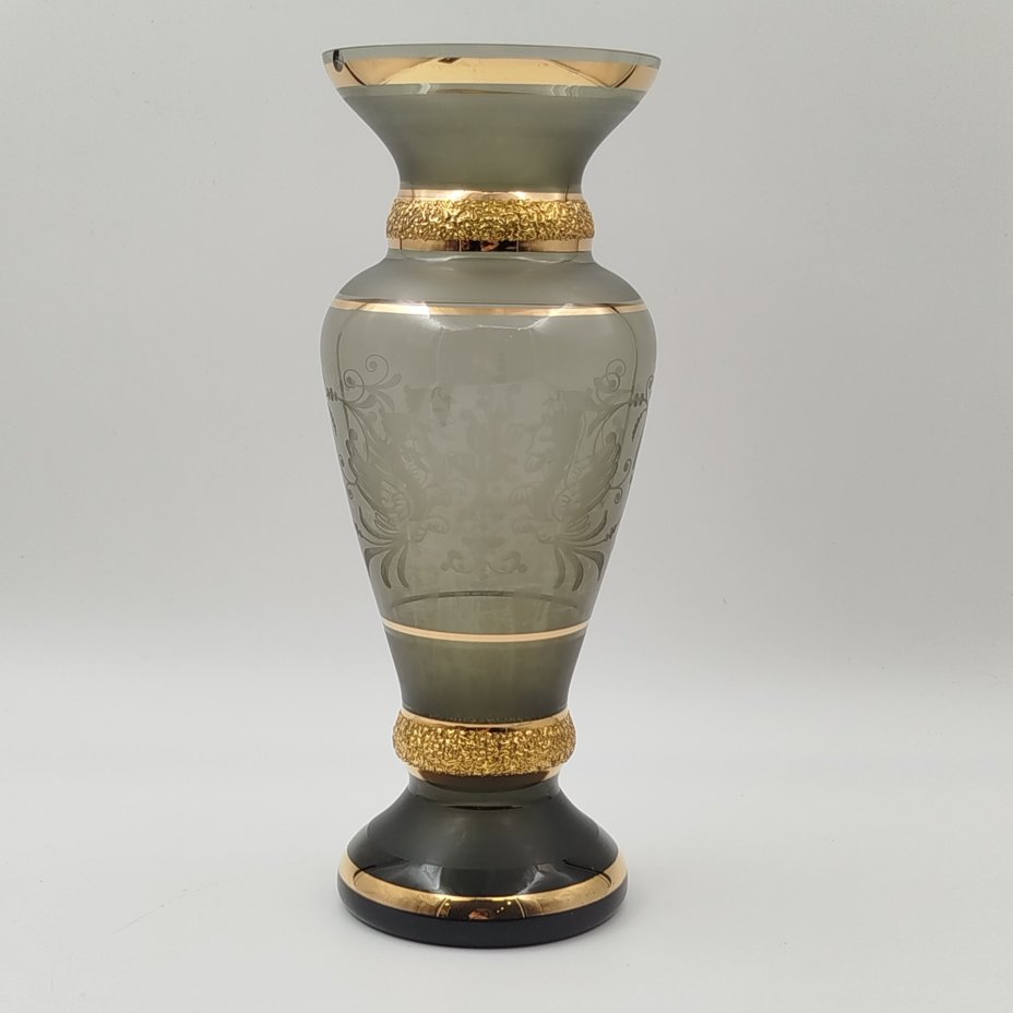 Ваза дымчатого цвета с орнаментом на тулове, Bohemia Crystal (Bohemia Glass)
