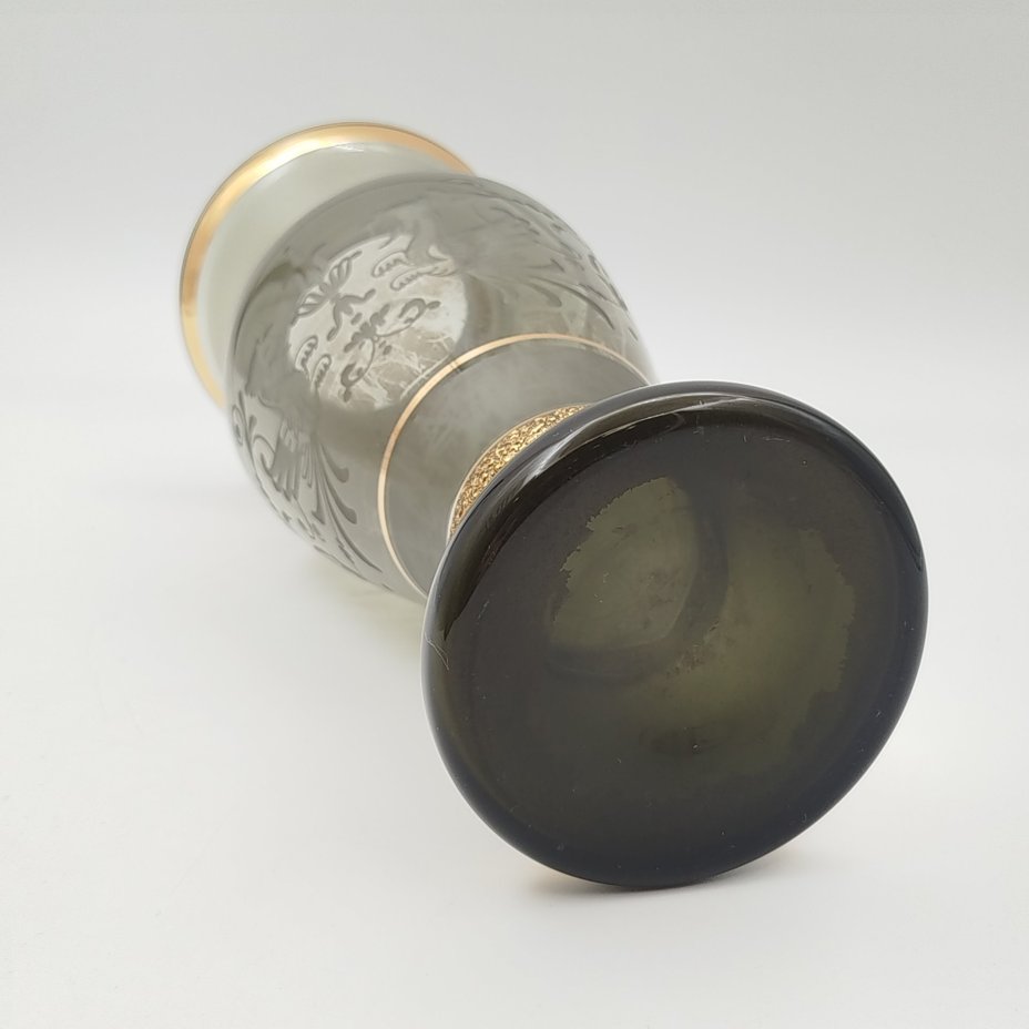 Ваза дымчатого цвета с орнаментом на тулове, Bohemia Crystal (Bohemia Glass)
