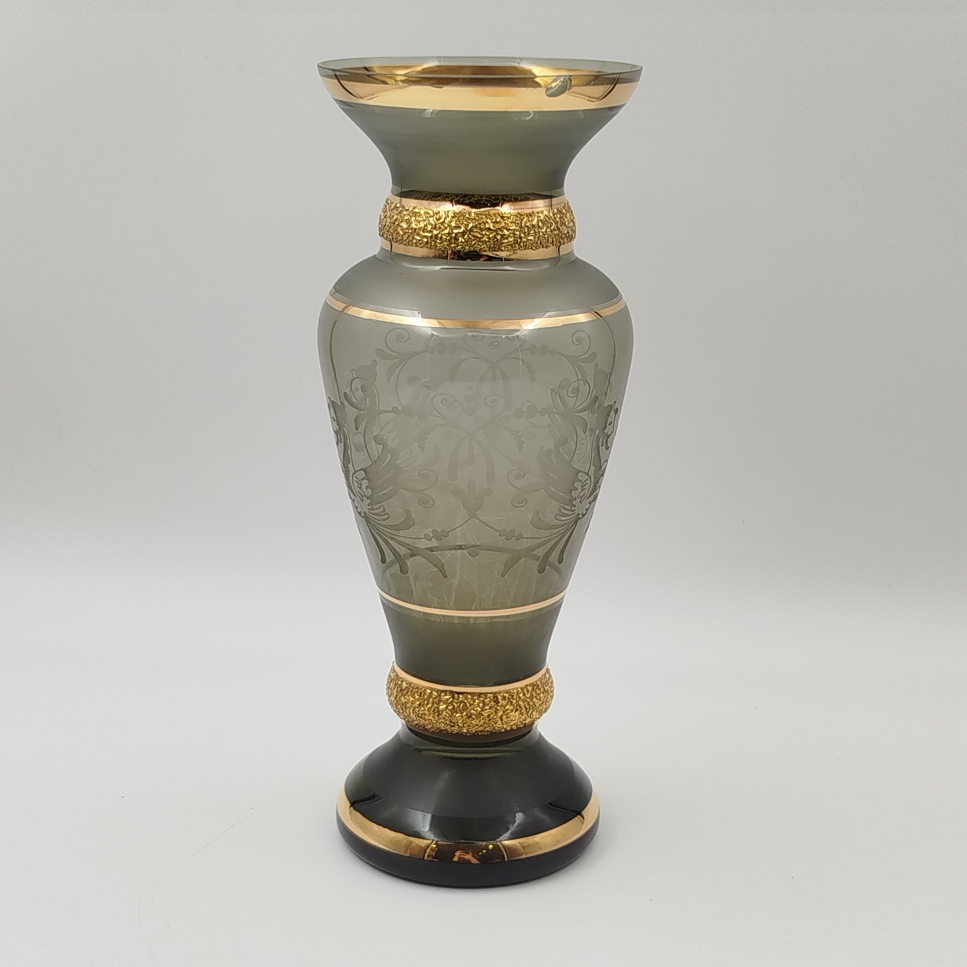 Ваза дымчатого цвета с орнаментом на тулове, Bohemia Crystal (Bohemia Glass)