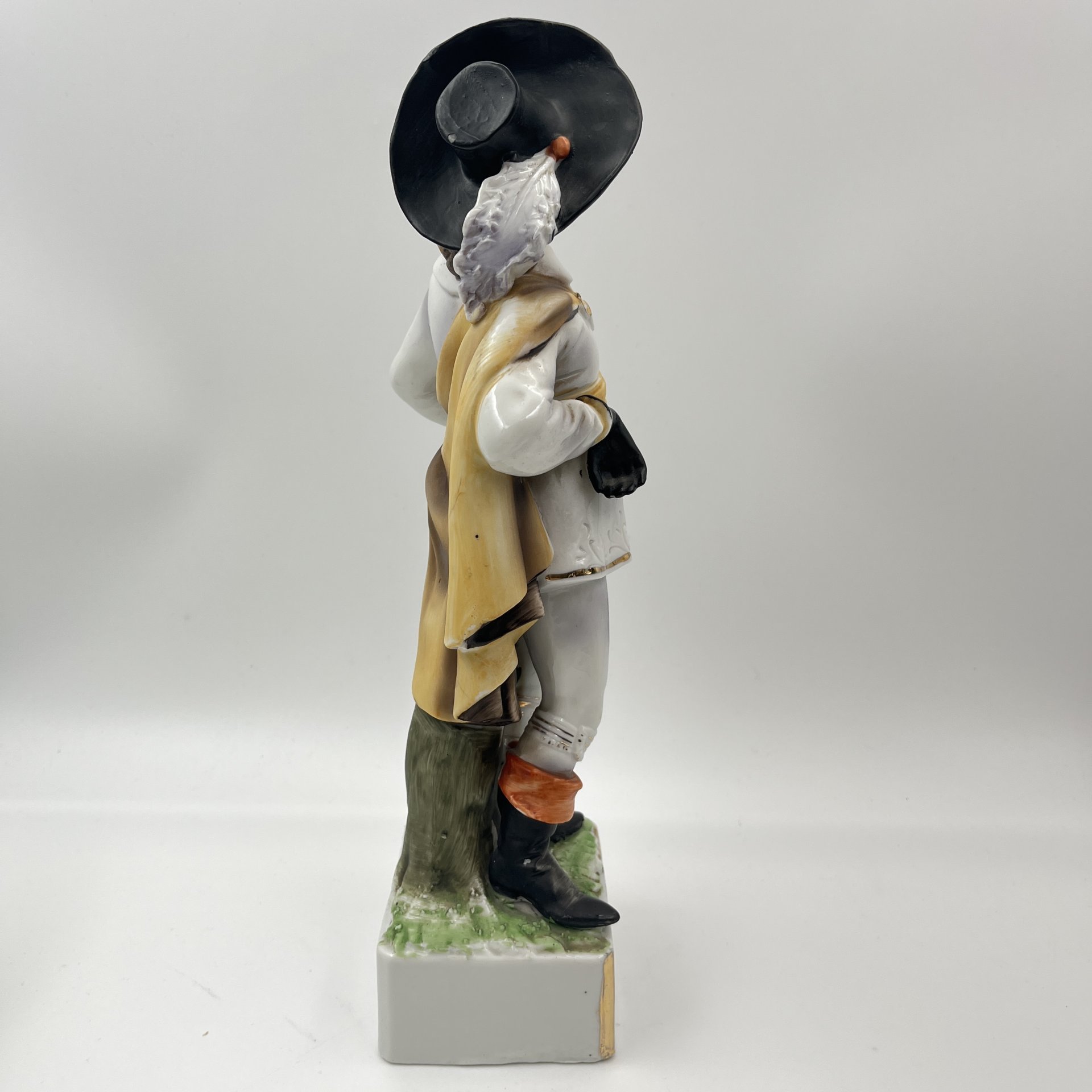 Статуэтка "Портос" (персонаж романа Александра Дюма "Три мушкетёра"), фарфор, роспись, золочение, Европа, 1970-1990 гг.