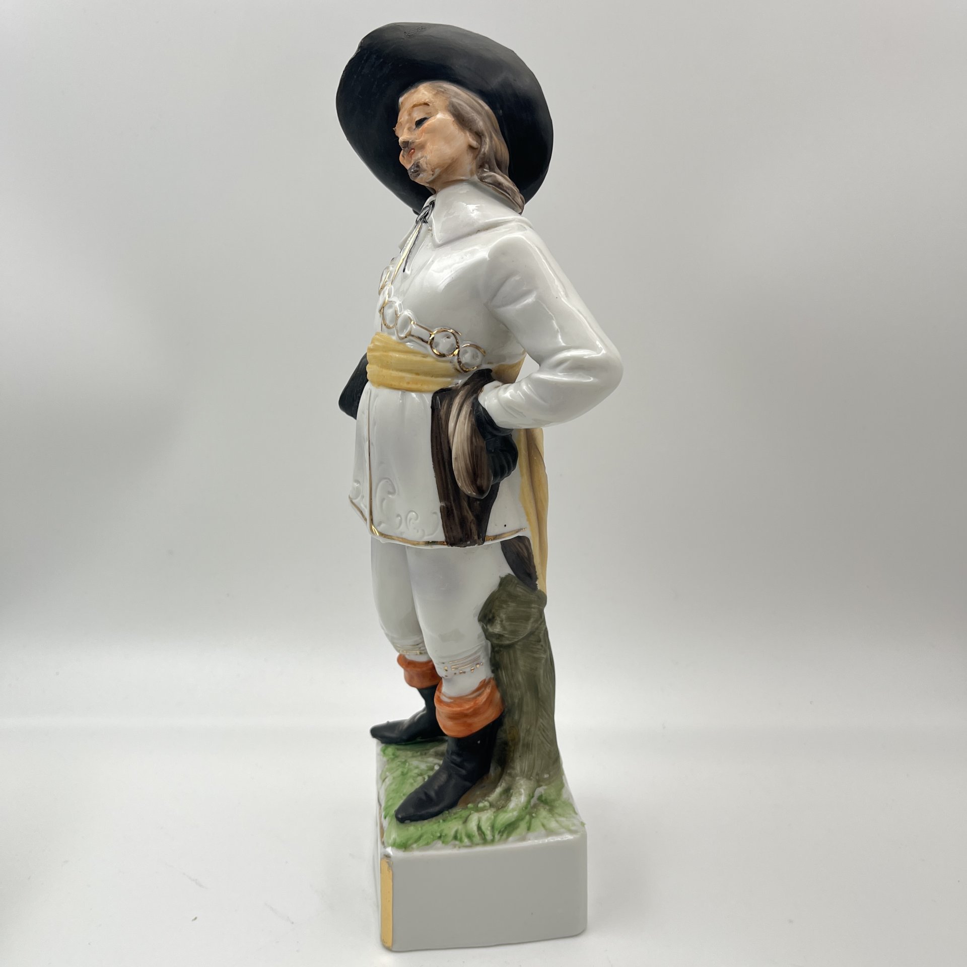 Статуэтка "Портос" (персонаж романа Александра Дюма "Три мушкетёра"), фарфор, роспись, золочение, Европа, 1970-1990 гг.
