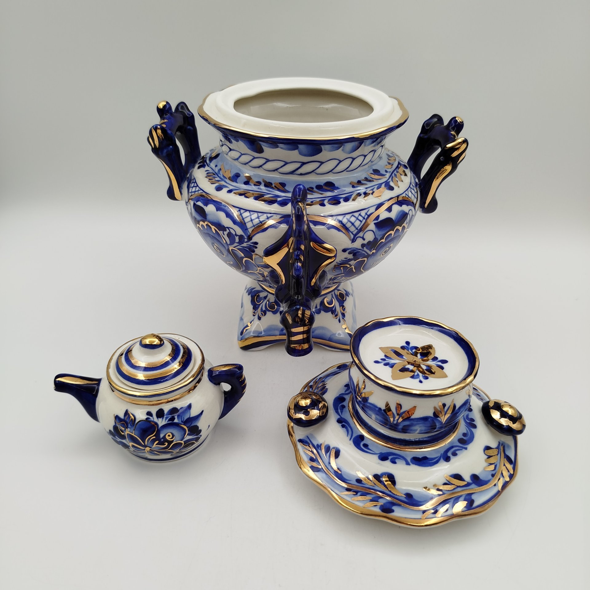 Самовар декоративный с чайничком, авт. Рогов, Гжель, фарфор, роспись, золочение, СССР, 1970-1990 гг.