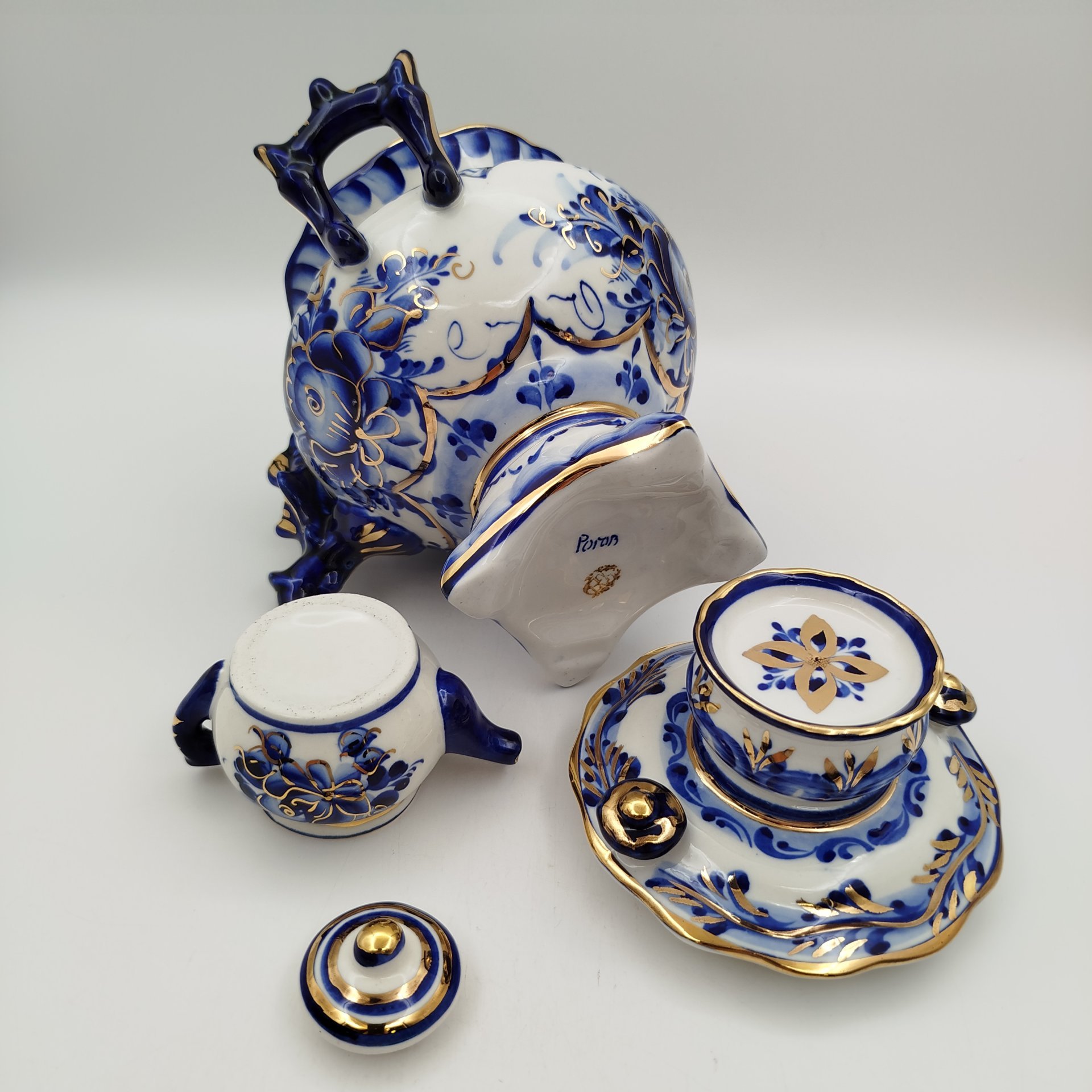 Самовар декоративный с чайничком, авт. Рогов, Гжель, фарфор, роспись, золочение, СССР, 1970-1990 гг.