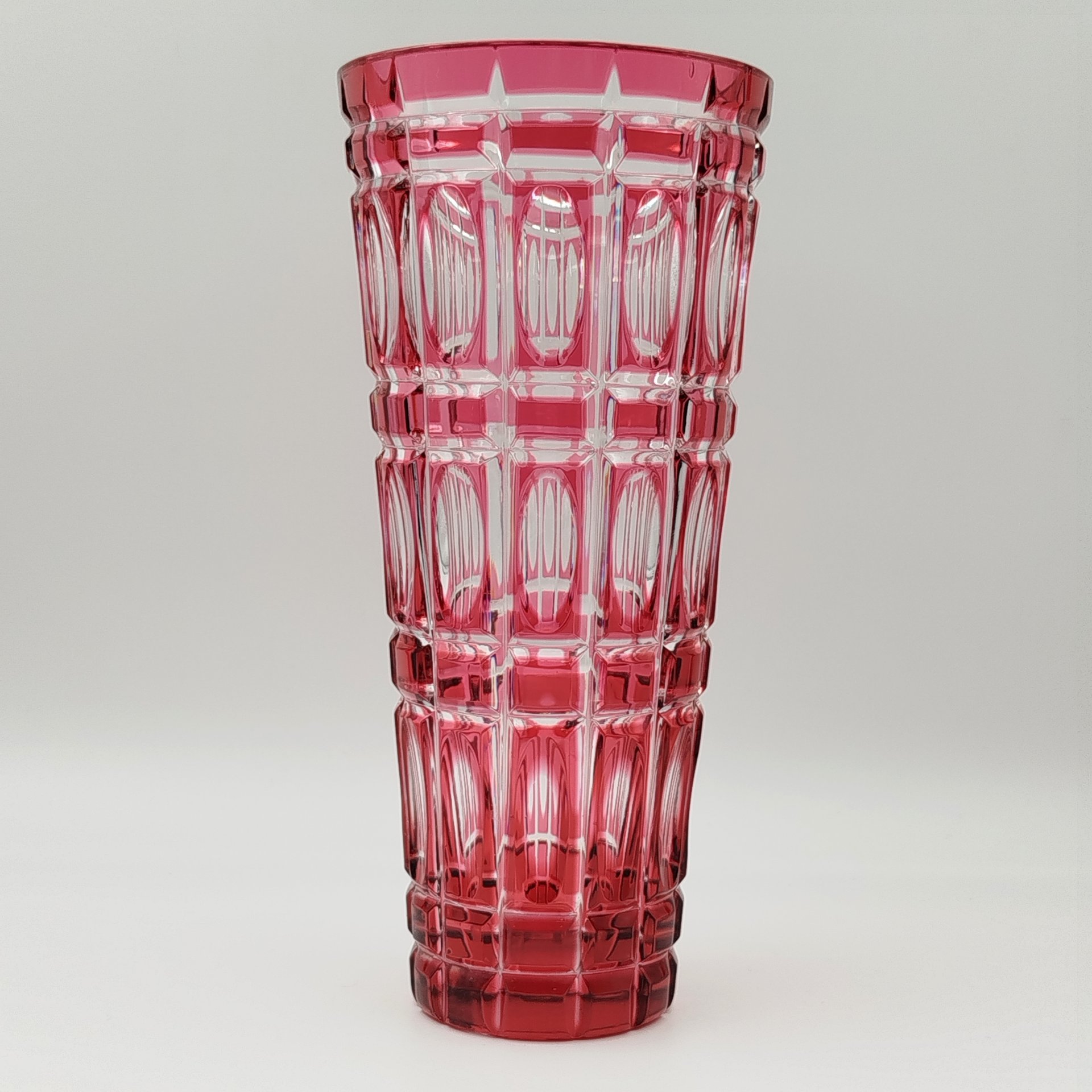 Ваза "Праздничная" розового цвета ("золотой рубин"), автор А.А. Аствацатурьян, хрусталь, цветной хрусталь, алмазная грань, Ленинградский завод художественного стекла (ЛЗХС), СССР, 1970-1980 гг.