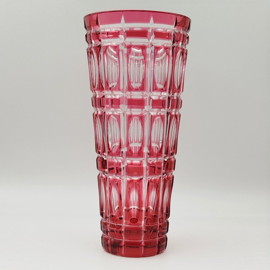 Ваза "Праздничная" розового цвета ("золотой рубин"), автор А.А. Аствацатурьян, хрусталь, цветной хрусталь, алмазная грань, Ленинградский завод художественного стекла (ЛЗХС), СССР, 1970-1980 гг.
