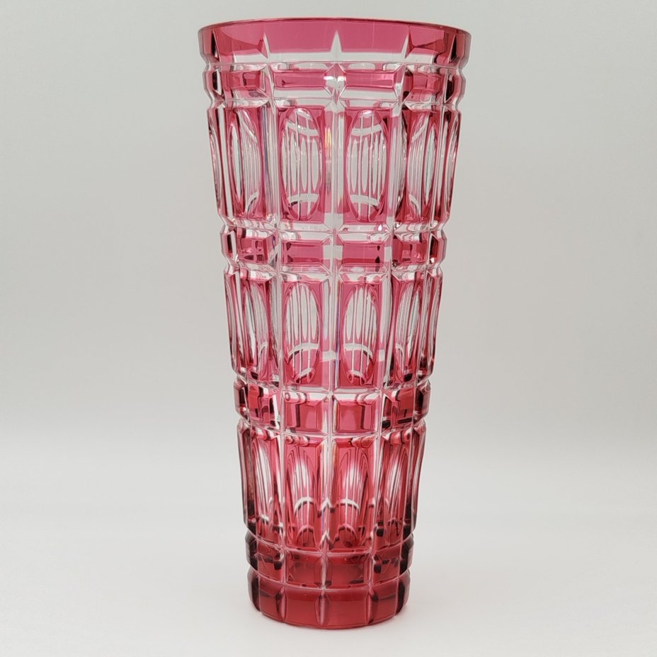 Ваза "Праздничная" розового цвета ("золотой рубин"), автор А.А. Аствацатурьян, хрусталь, цветной хрусталь, алмазная грань, Ленинградский завод художественного стекла (ЛЗХС), СССР, 1970-1980 гг.
