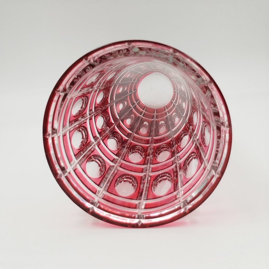 Ваза "Праздничная" розового цвета ("золотой рубин"), автор А.А. Аствацатурьян, хрусталь, цветной хрусталь, алмазная грань, Ленинградский завод художественного стекла (ЛЗХС), СССР, 1970-1980 гг.