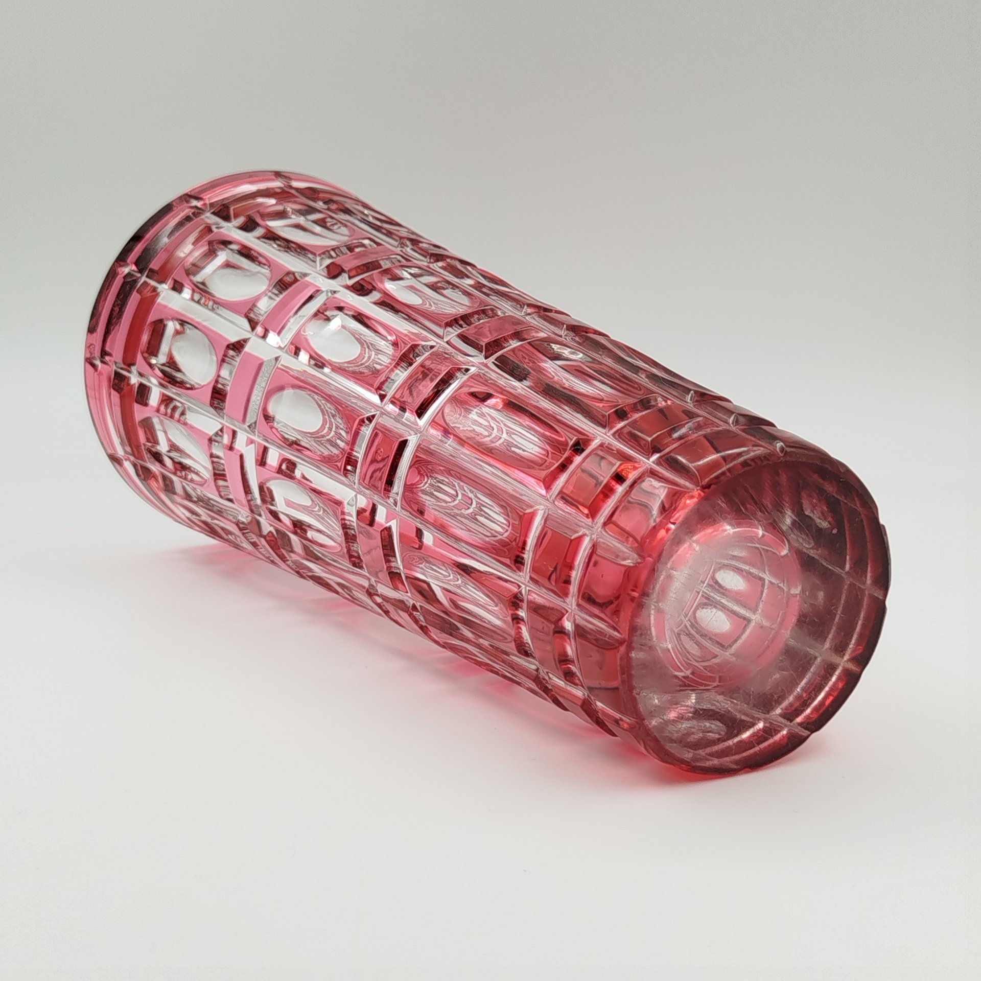 Ваза "Праздничная" розового цвета ("золотой рубин"), автор А.А. Аствацатурьян, хрусталь, цветной хрусталь, алмазная грань, Ленинградский завод художественного стекла (ЛЗХС), СССР, 1970-1980 гг.