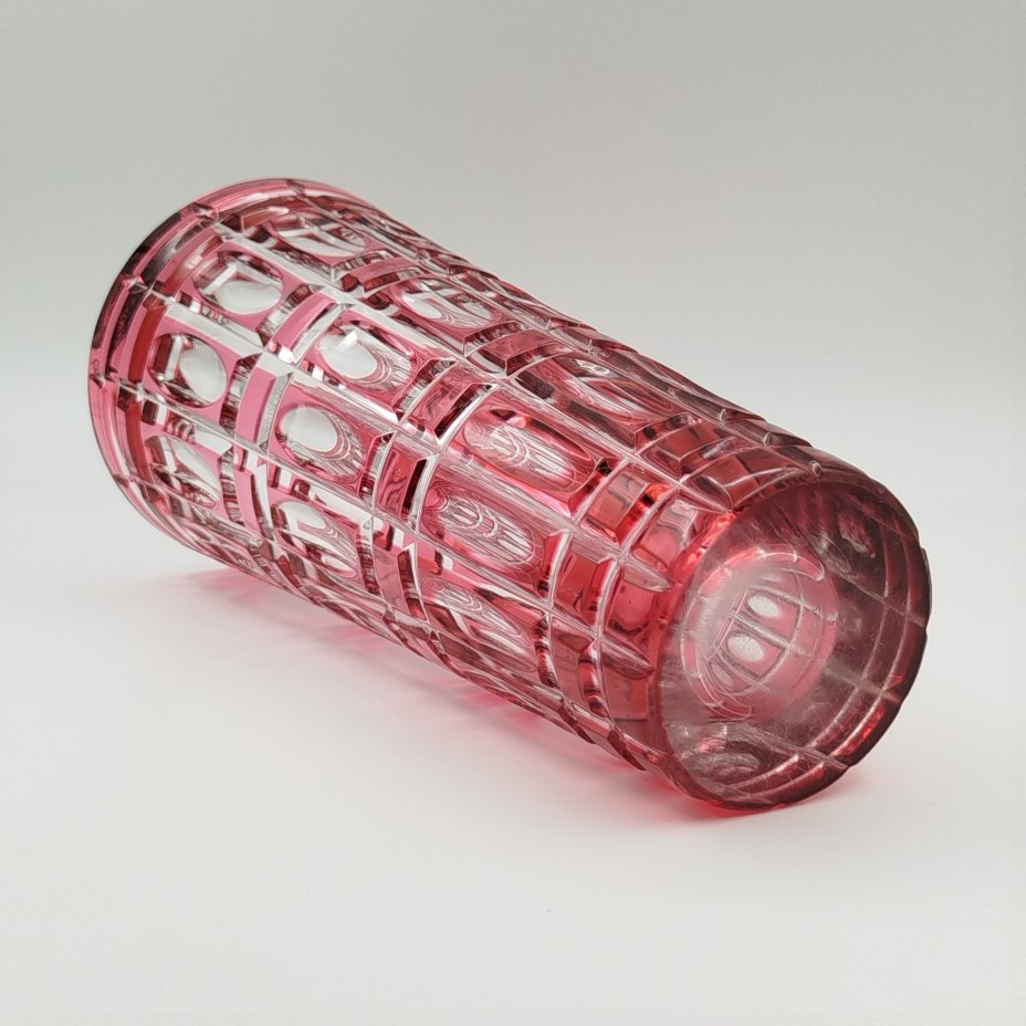 Ваза "Праздничная" розового цвета ("золотой рубин"), автор А.А. Аствацатурьян, хрусталь, цветной хрусталь, алмазная грань, Ленинградский завод художественного стекла (ЛЗХС), СССР, 1970-1980 гг.