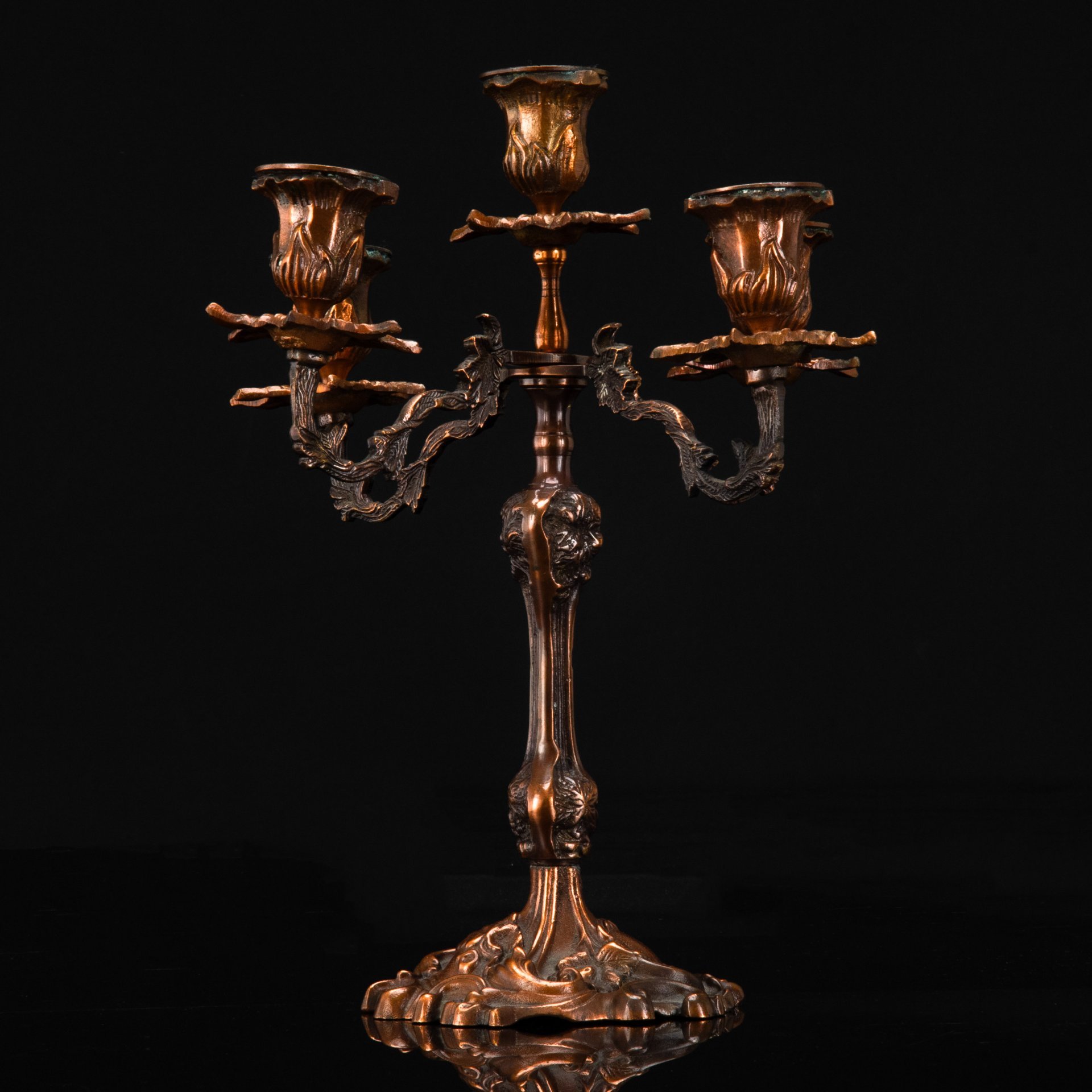 Канделябр на пять свечей, украшенный изображениями виноградной лозы, сплав металлов на основе меди, формовка