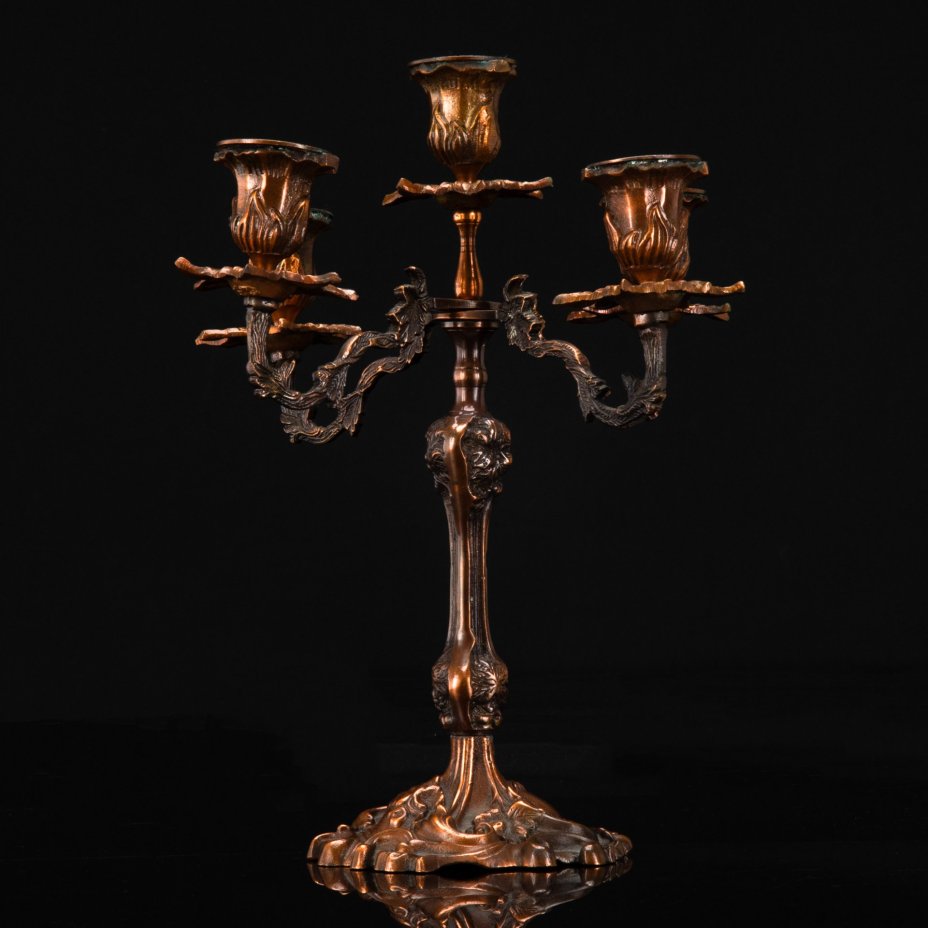 Канделябр на пять свечей, украшенный изображениями виноградной лозы, сплав металлов на основе меди, формовка