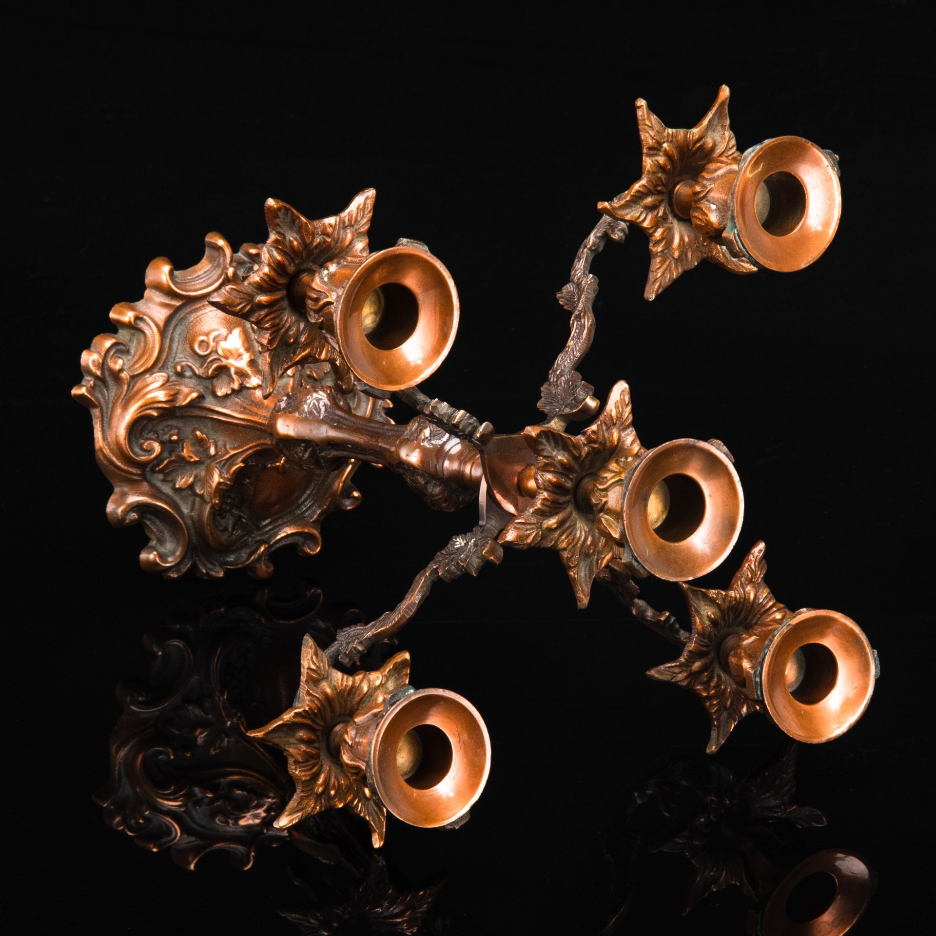 Канделябр на пять свечей, украшенный изображениями виноградной лозы, сплав металлов на основе меди, формовка