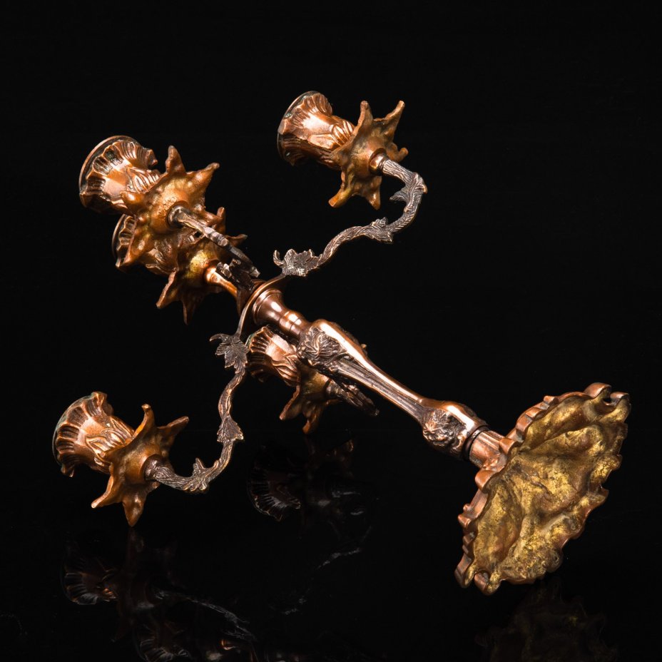 Канделябр на пять свечей, украшенный изображениями виноградной лозы, сплав металлов на основе меди, формовка