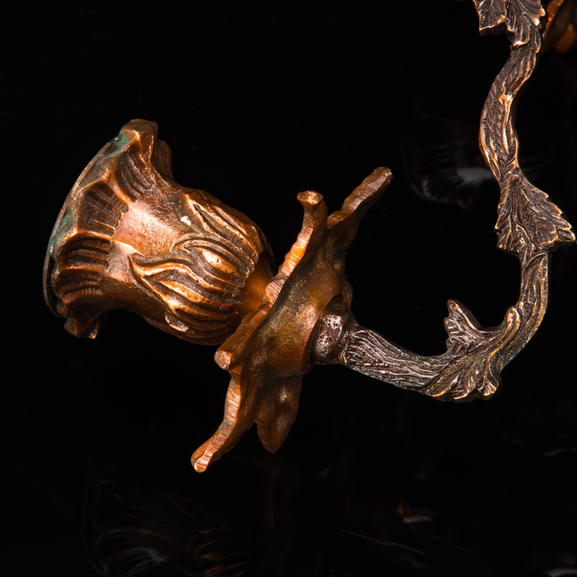 Канделябр на пять свечей, украшенный изображениями виноградной лозы, сплав металлов на основе меди, формовка