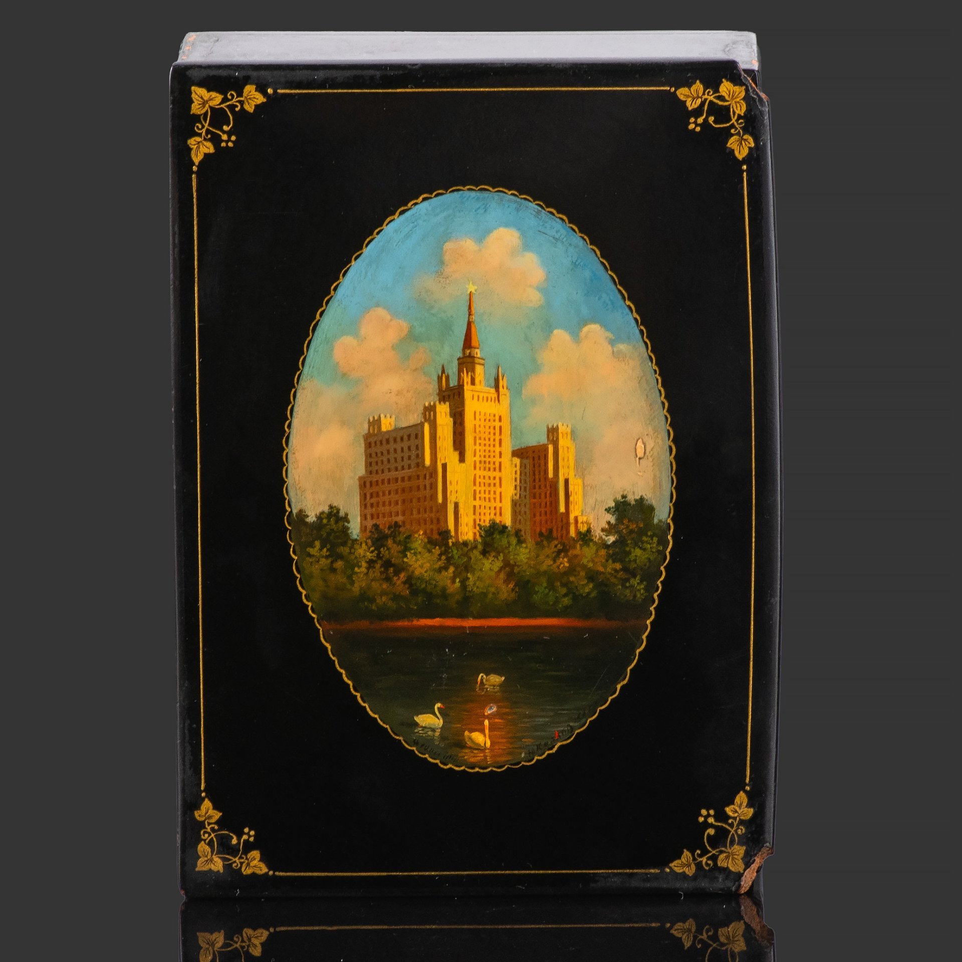 Шкатулка "Высотка на Кудринской площади", автор Ю. Карлов, папье-маше, роспись, лак, Федоскинская фабрика миниатюрной живописи (Федоскино), СССР, 1959 г.