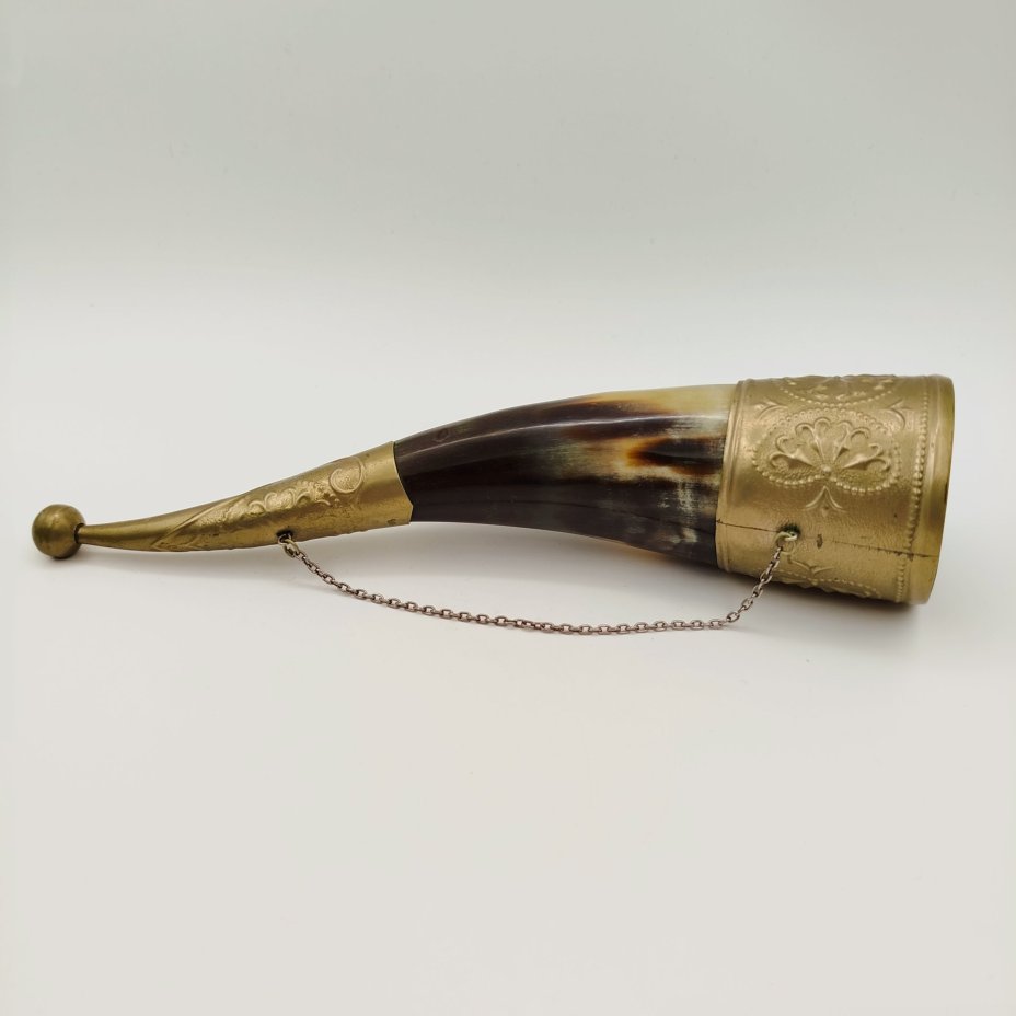 Рог изобилия (кубок для вина), украшенный растительным декором