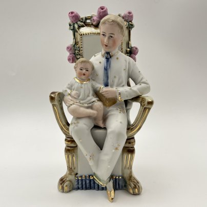 Статуэтка "Ребенок на коленях у папы", фарфор, роспись, золочение, Европа, 1920-1940 гг.
