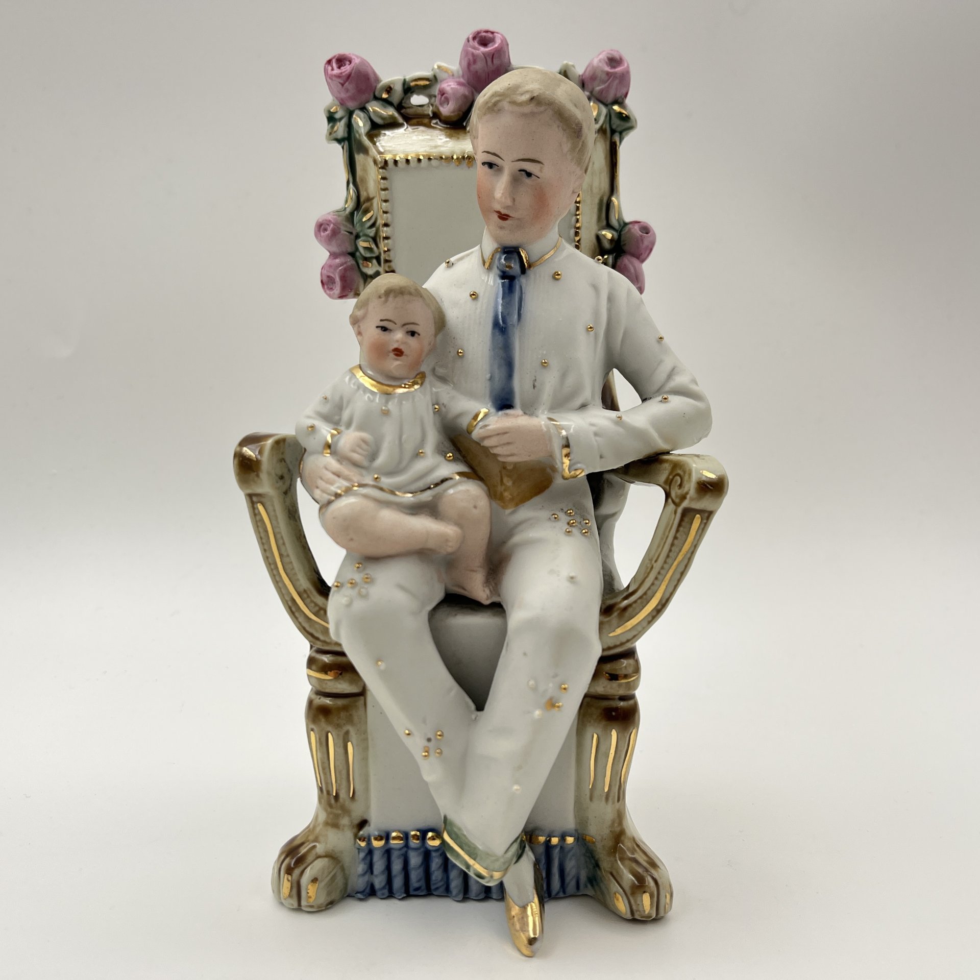 Статуэтка "Ребенок на коленях у папы", фарфор, роспись, золочение, Европа, 1920-1940 гг.