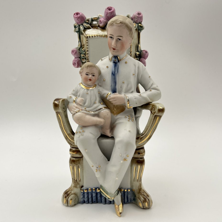 Статуэтка "Ребенок на коленях у папы", фарфор, роспись, золочение, Европа, 1920-1940 гг.