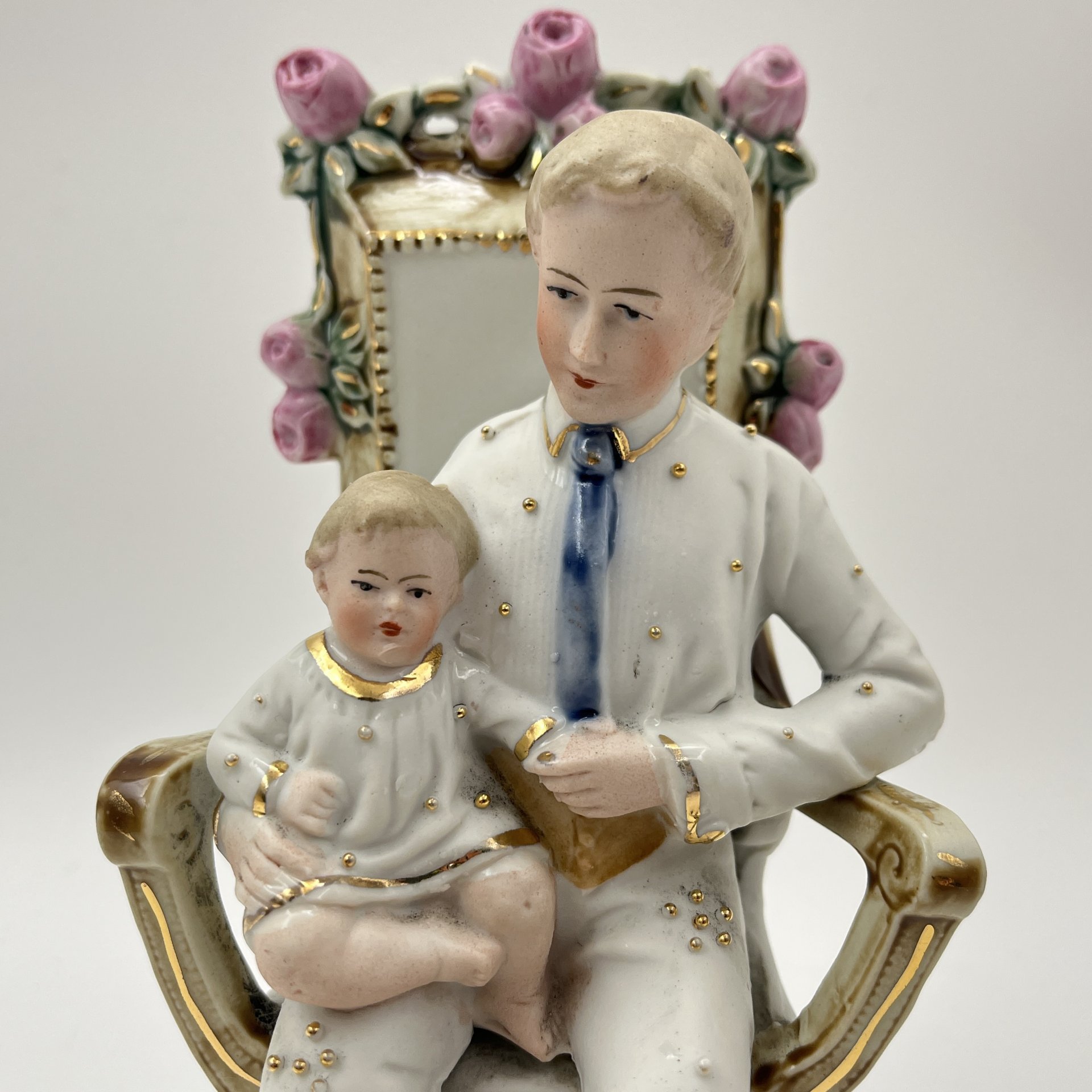 Статуэтка "Ребенок на коленях у папы", фарфор, роспись, золочение, Европа, 1920-1940 гг.