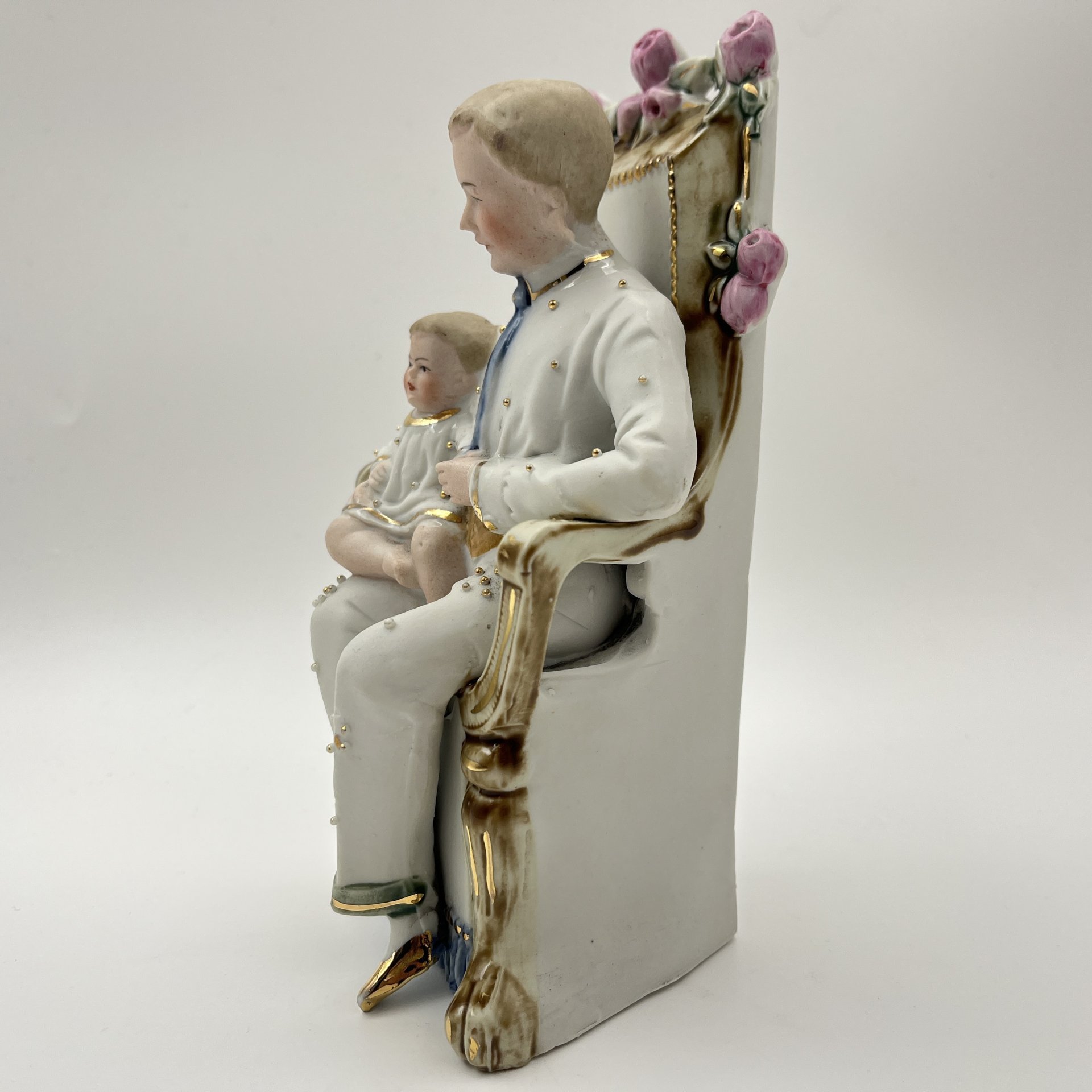 Статуэтка "Ребенок на коленях у папы", фарфор, роспись, золочение, Европа, 1920-1940 гг.