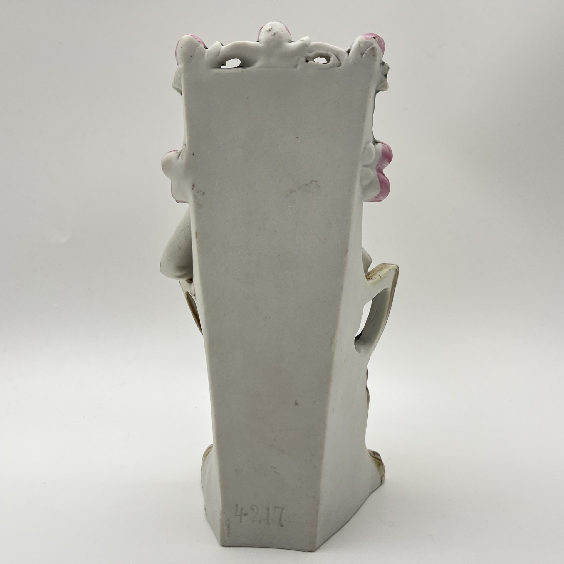 Статуэтка "Ребенок на коленях у папы", фарфор, роспись, золочение, Европа, 1920-1940 гг.