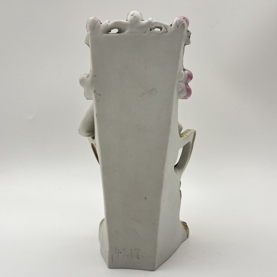 Статуэтка "Ребенок на коленях у папы"