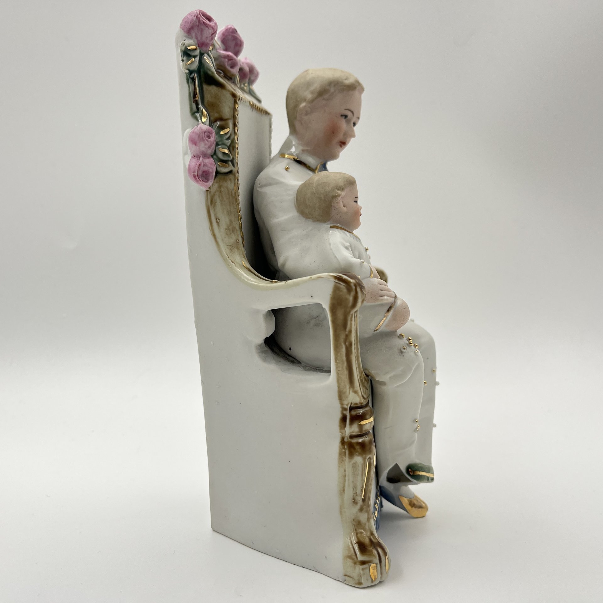 Статуэтка "Ребенок на коленях у папы", фарфор, роспись, золочение, Европа, 1920-1940 гг.