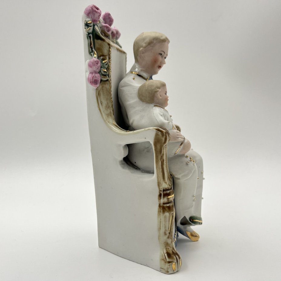 Статуэтка "Ребенок на коленях у папы"