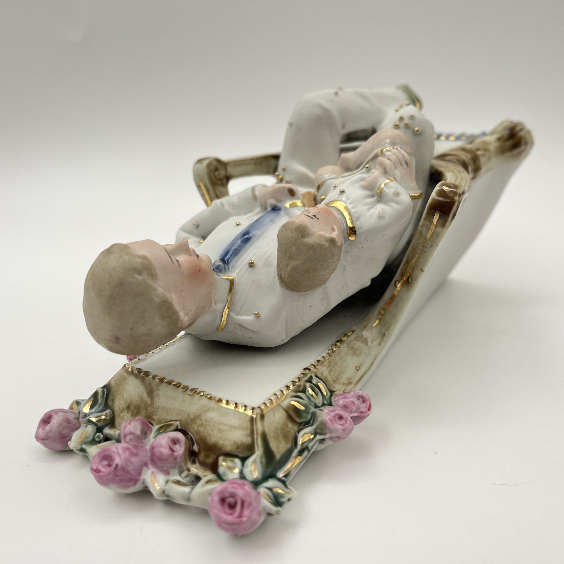 Статуэтка "Ребенок на коленях у папы", фарфор, роспись, золочение, Европа, 1920-1940 гг.