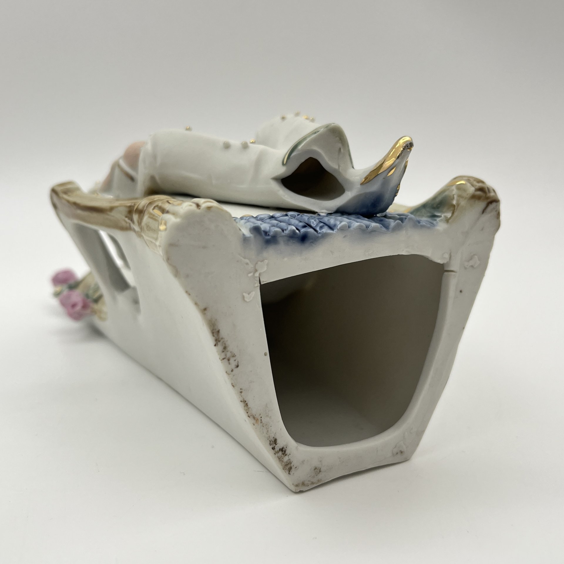 Статуэтка "Ребенок на коленях у папы", фарфор, роспись, золочение, Европа, 1920-1940 гг.