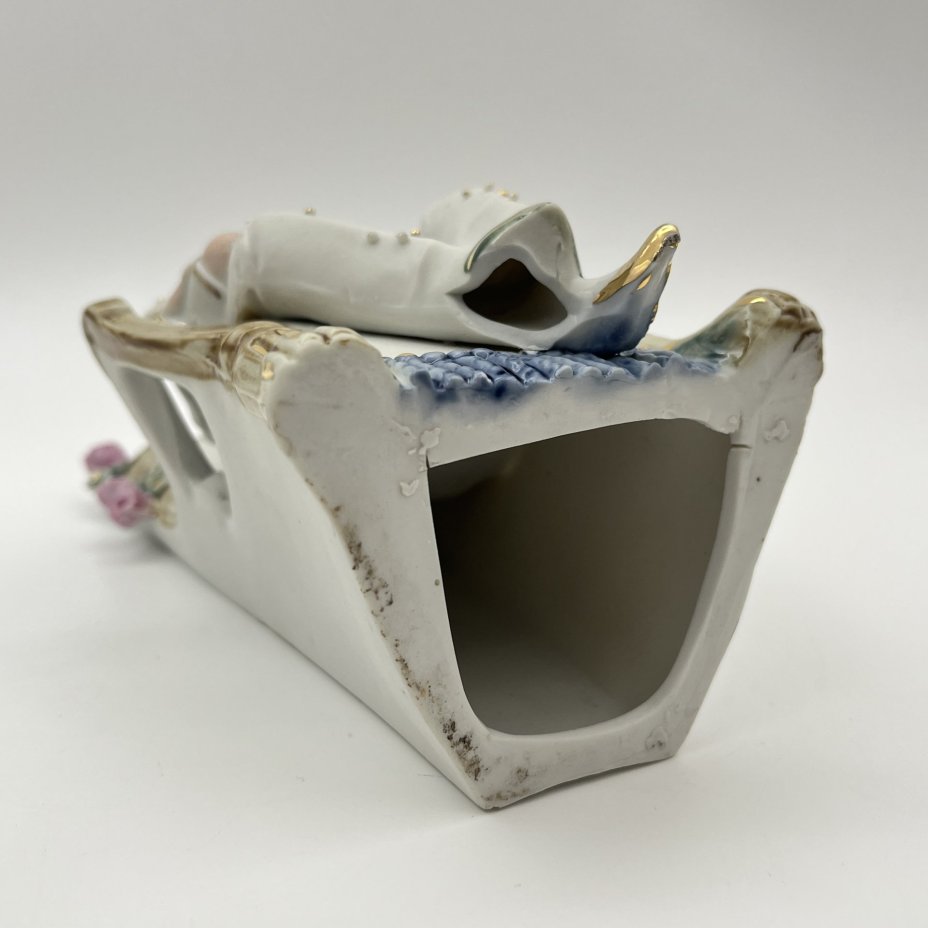 Статуэтка "Ребенок на коленях у папы"