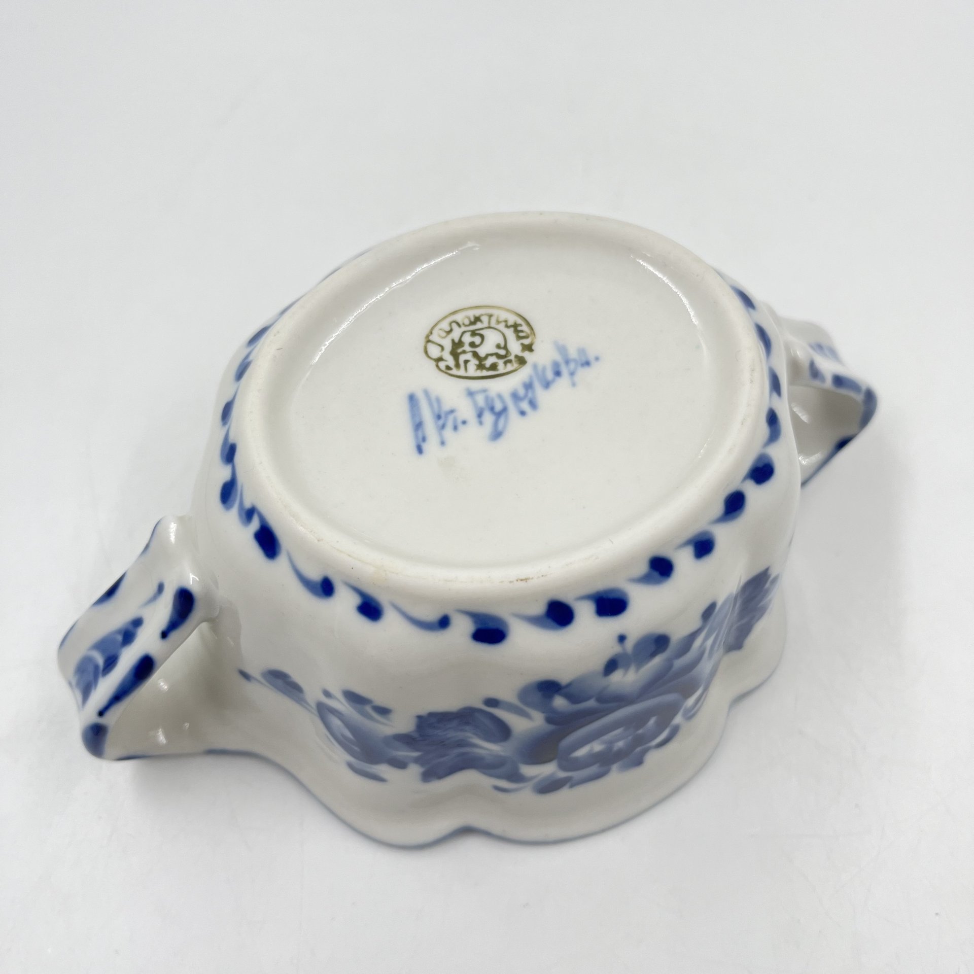 Икорница (бульонница) с ручками и цветочным декором, Гжель, фарфор, роспись, Россия, 1970-1990 гг.