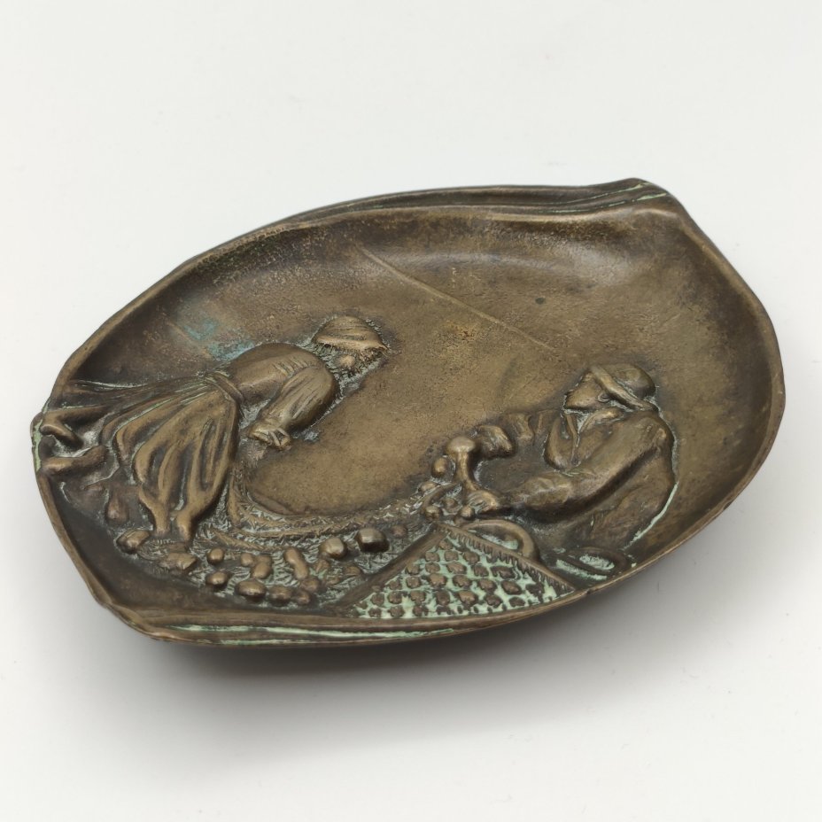 Пепельница, декорированная изображением разбора рыболовных сетей