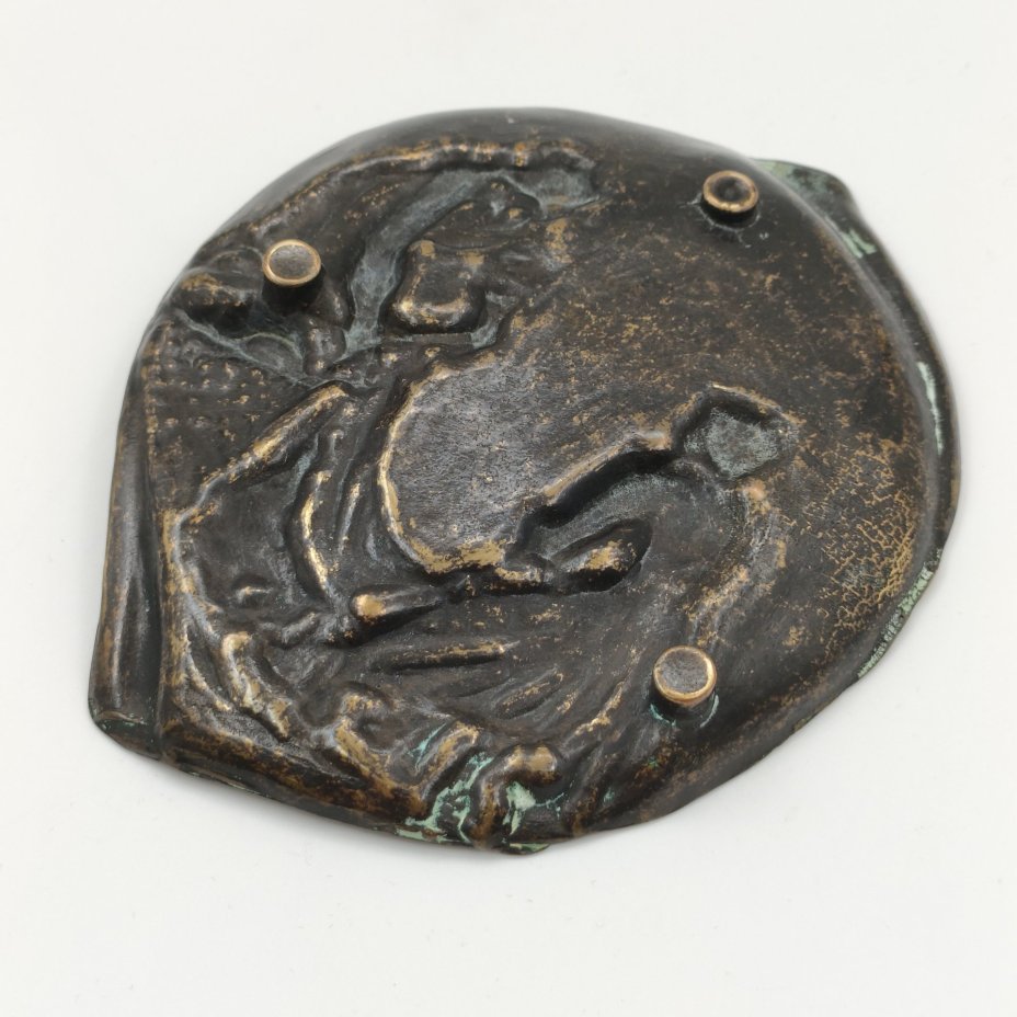 Пепельница, декорированная изображением разбора рыболовных сетей