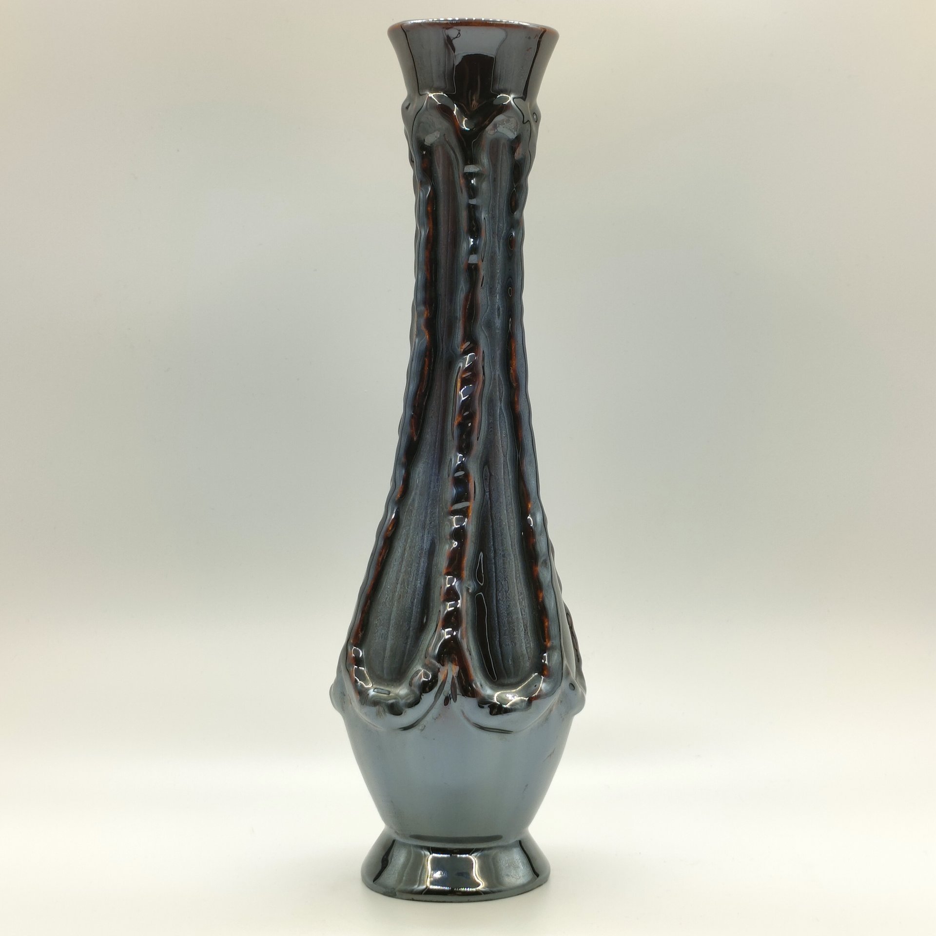 Ваза для цветов с рельефным декором, керамика, глазурь, Московский керамико-плиточный завод имени Н.А. Булганина, СССР, 1970-1990 гг.