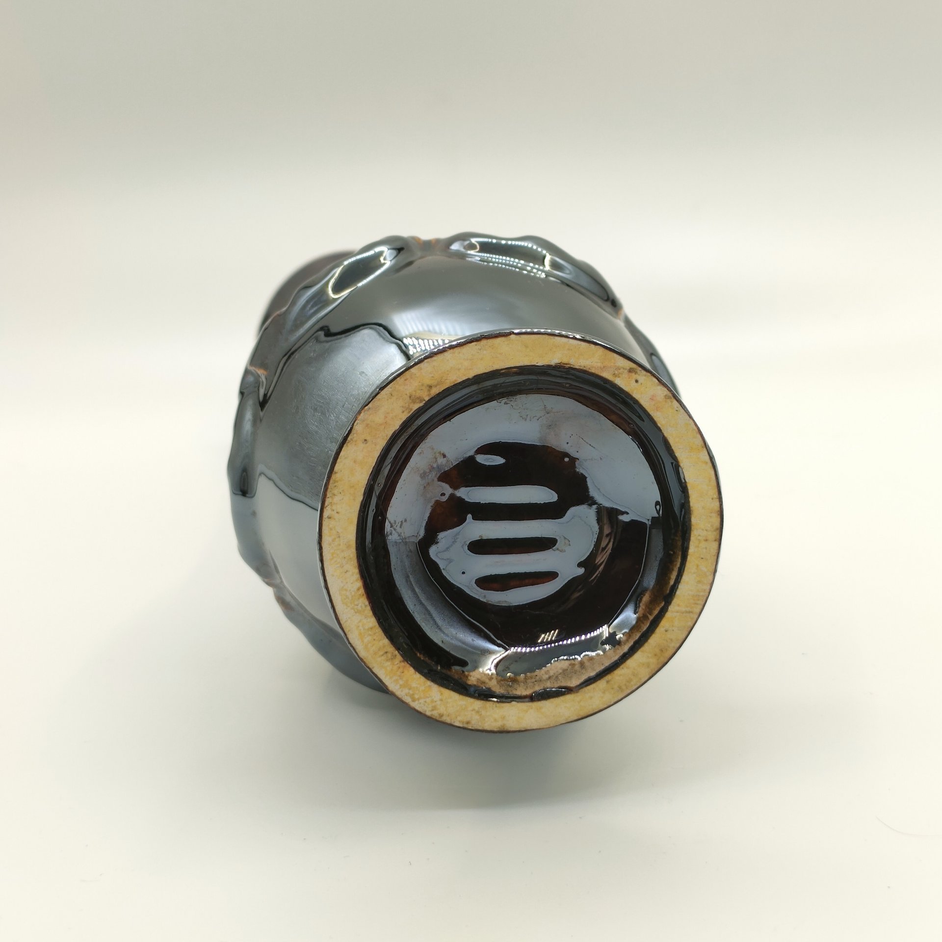 Ваза для цветов с рельефным декором, керамика, глазурь, Московский керамико-плиточный завод имени Н.А. Булганина, СССР, 1970-1990 гг.