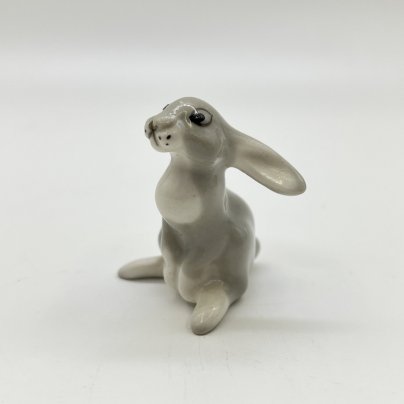 Статуэтка миниатюрная "Заяц", скульптор Н. Е. Муратов, фарфор, аэрография, роспись, Ленинградский фарфоровый завод (ЛФЗ), СССР, 1960-1990 гг.
