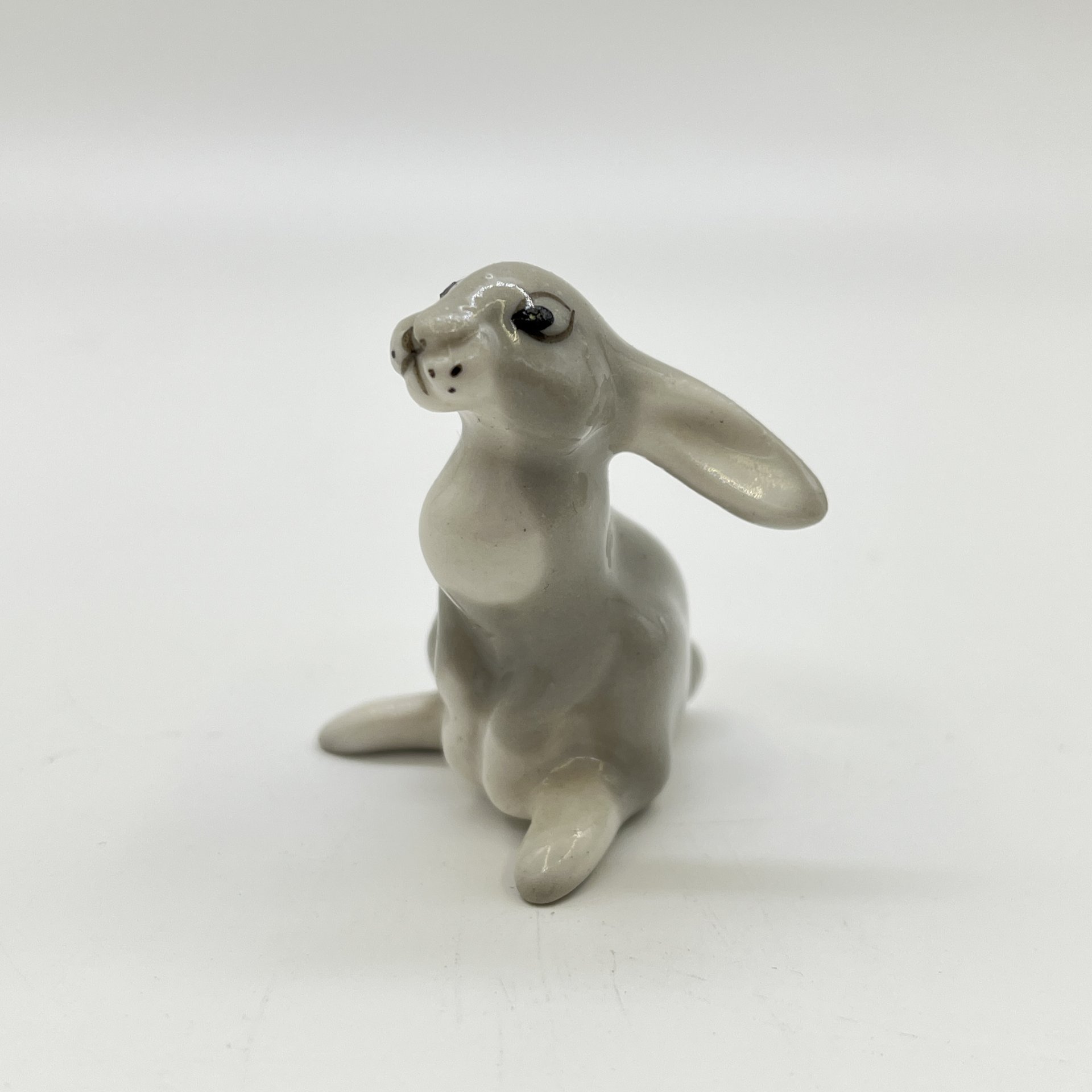 Статуэтка миниатюрная "Заяц", скульптор Н. Е. Муратов, фарфор, аэрография, роспись, Ленинградский фарфоровый завод (ЛФЗ), СССР, 1960-1990 гг.