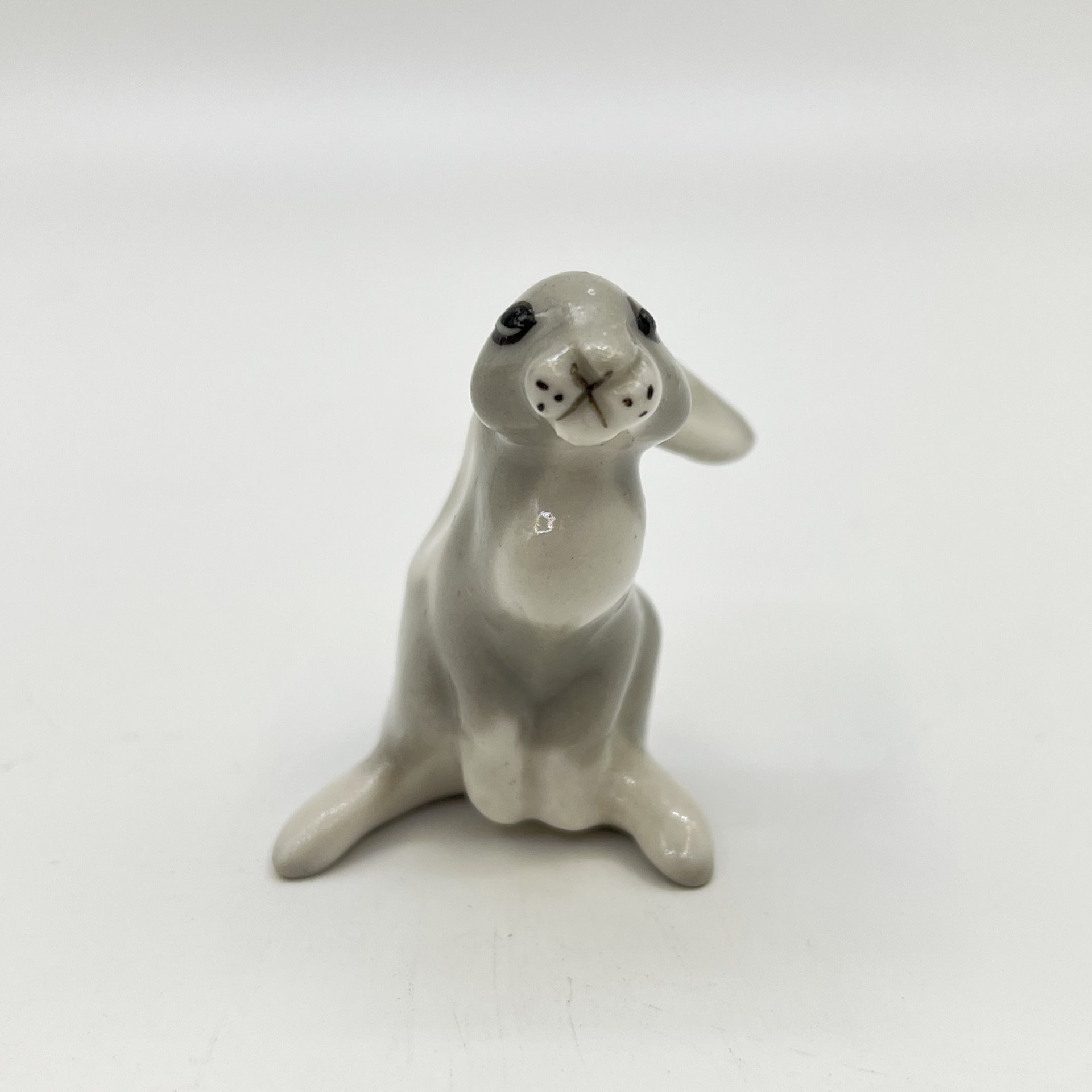 Статуэтка миниатюрная "Заяц", скульптор Н. Е. Муратов, фарфор, аэрография, роспись, Ленинградский фарфоровый завод (ЛФЗ), СССР, 1960-1990 гг.