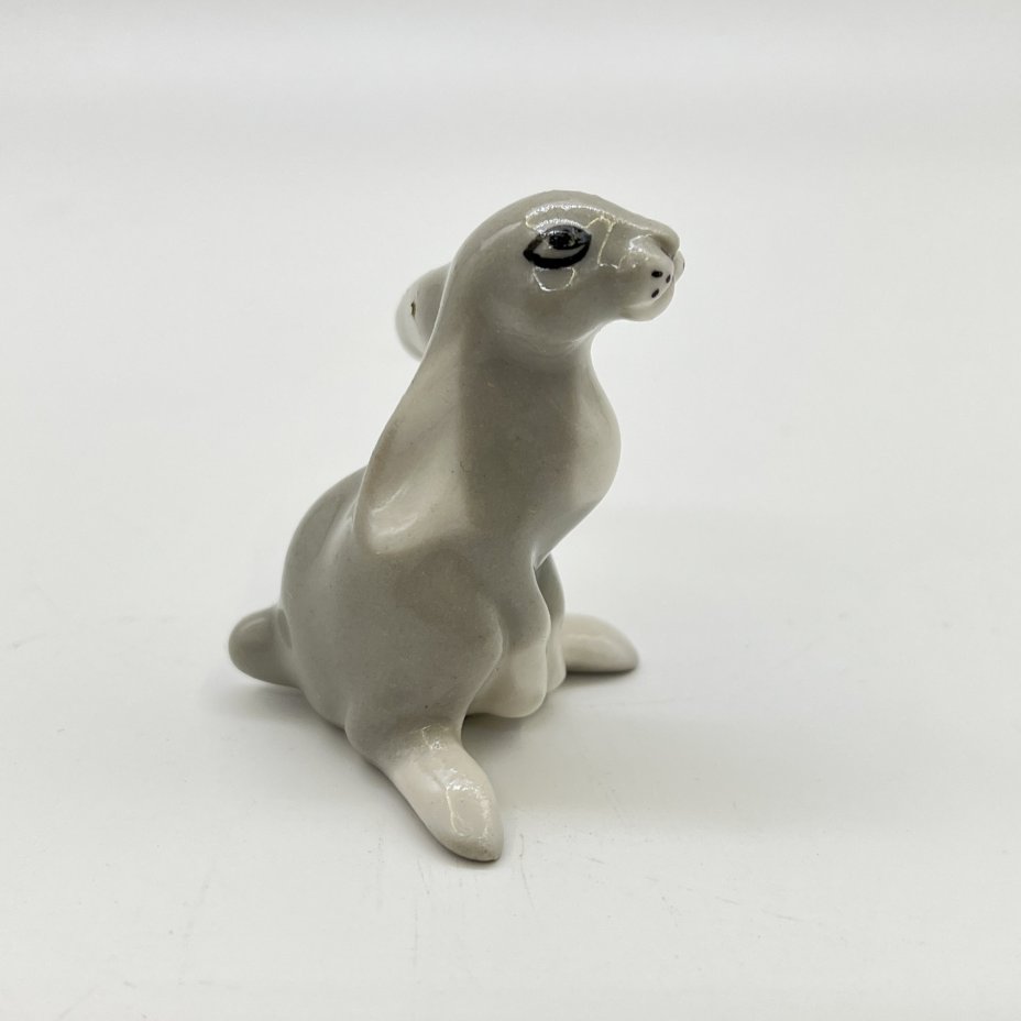 Статуэтка миниатюрная "Заяц", скульптор Н. Е. Муратов, фарфор, аэрография, роспись, Ленинградский фарфоровый завод (ЛФЗ), СССР, 1960-1990 гг.