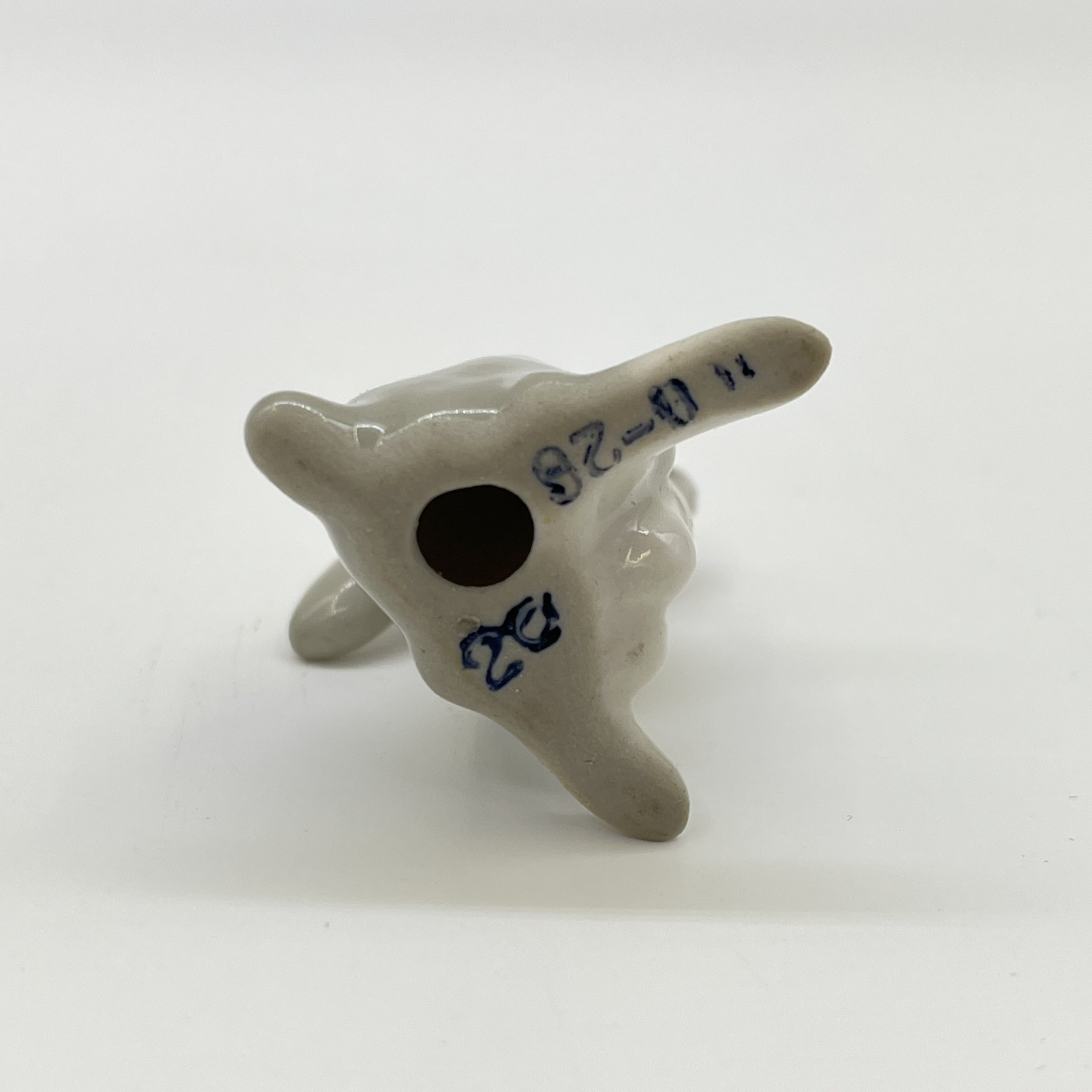 Статуэтка миниатюрная "Заяц", скульптор Н. Е. Муратов, фарфор, аэрография, роспись, Ленинградский фарфоровый завод (ЛФЗ), СССР, 1960-1990 гг.