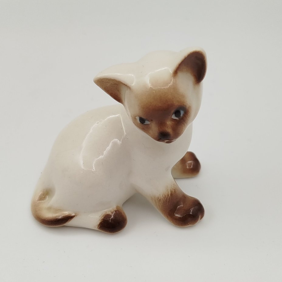 Статуэтка "Котенок Парамоша сиамский", скульптор А.П. Трофимова