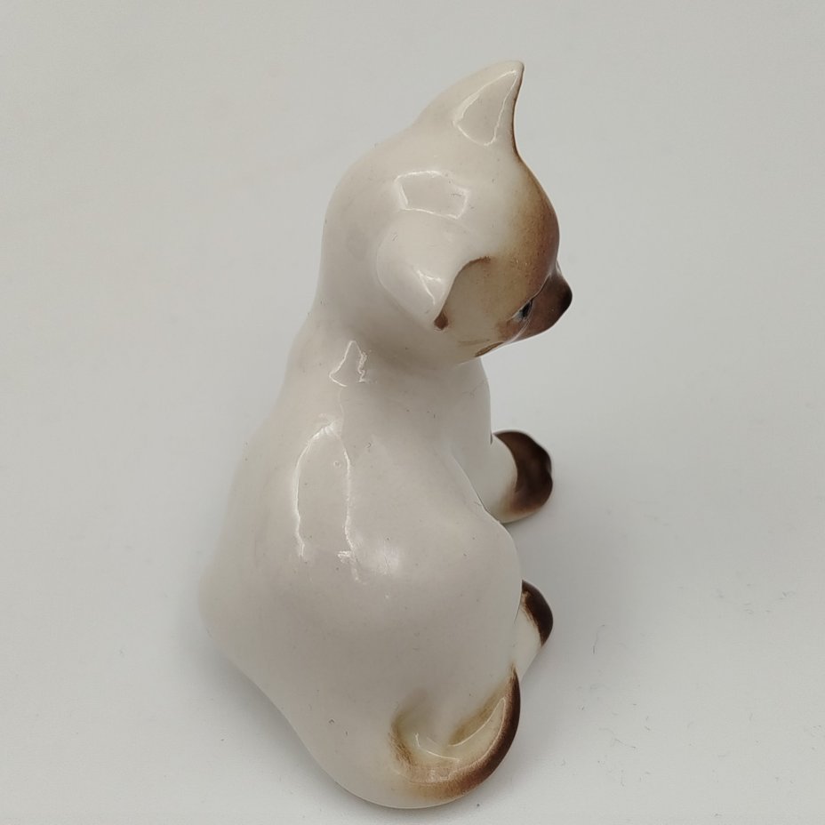 Статуэтка "Котенок Парамоша сиамский", скульптор А.П. Трофимова