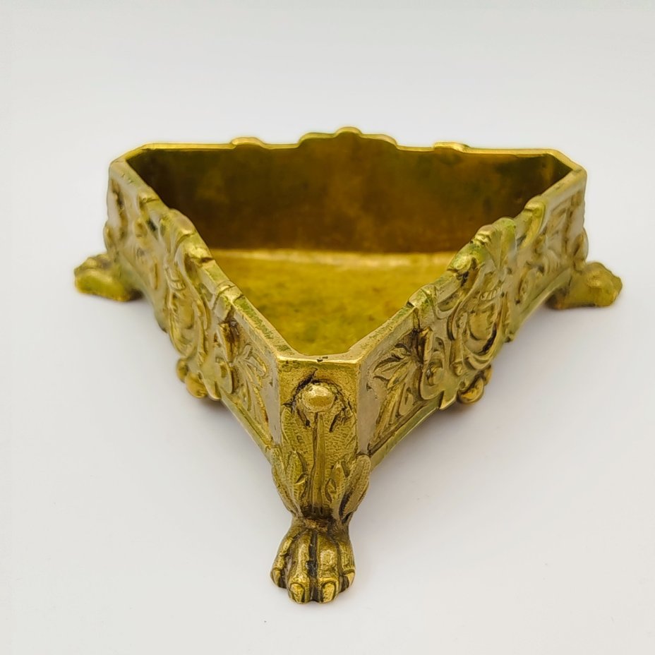 Пепельница треугольной формы с зооморфными ножками и декором в виде маскаронов и растительных мотивов