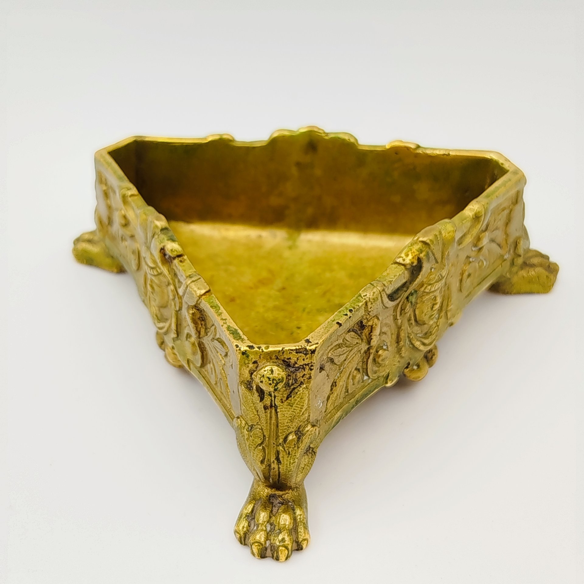 Пепельница треугольной формы с зооморфными ножками и декором в виде маскаронов и растительных мотивов, латунь, литье, Западная Европа, 1930-1960 гг.