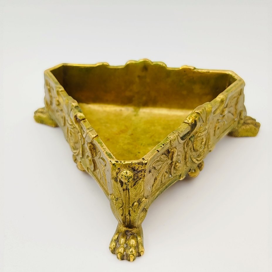 Пепельница треугольной формы с зооморфными ножками и декором в виде маскаронов и растительных мотивов