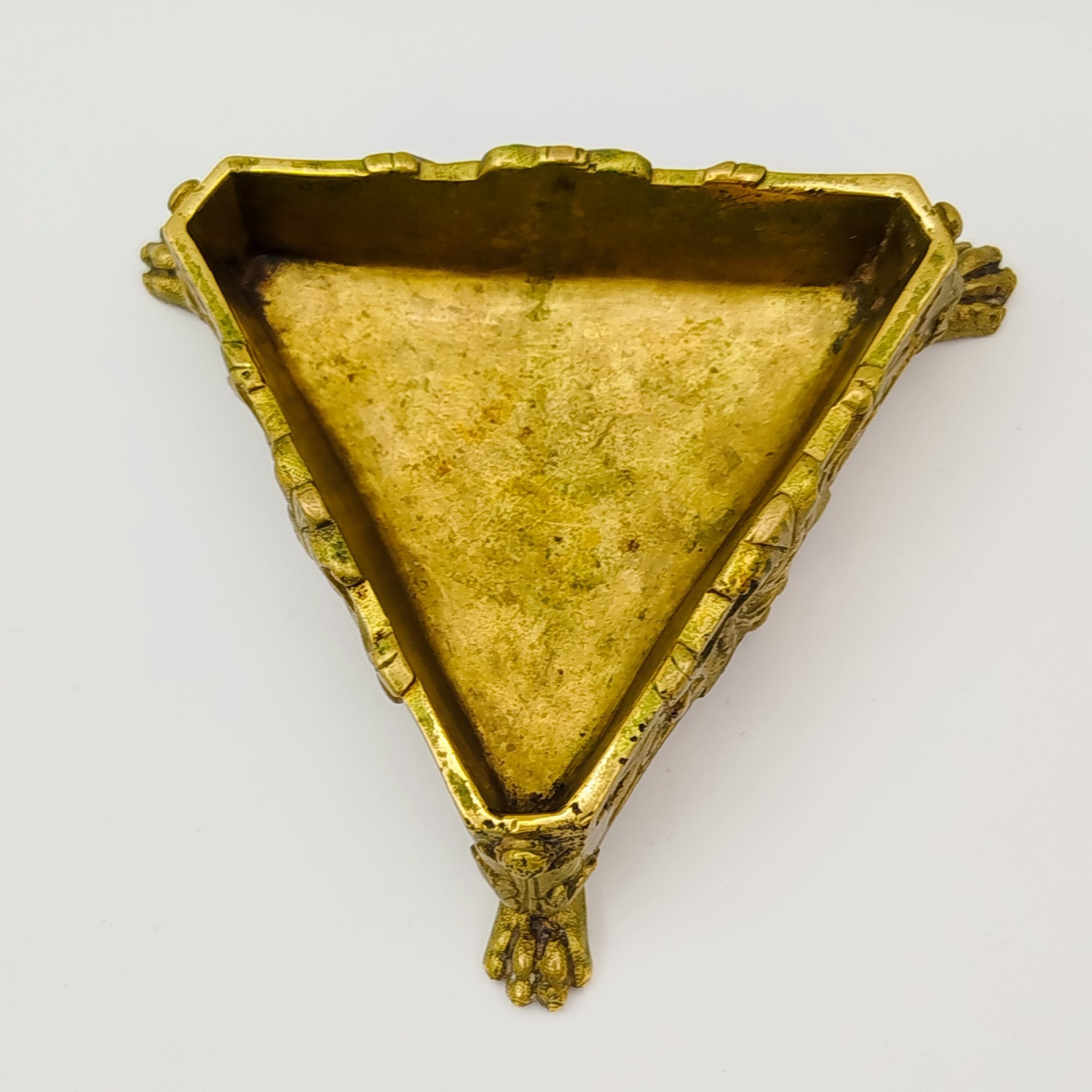 Пепельница треугольной формы с зооморфными ножками и декором в виде маскаронов и растительных мотивов, латунь, литье, Западная Европа, 1930-1960 гг.